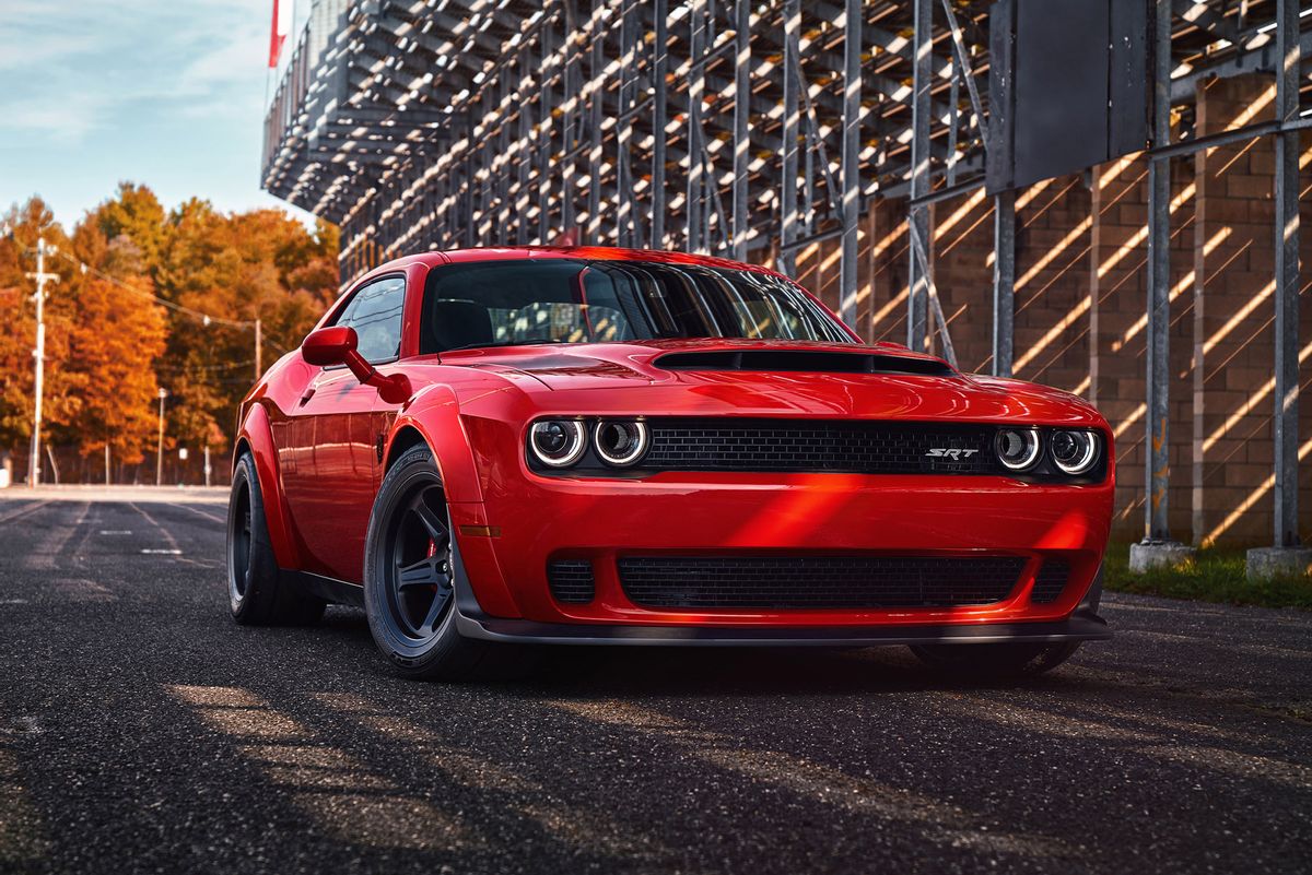 Dodge Challenger srt8 с девушкой