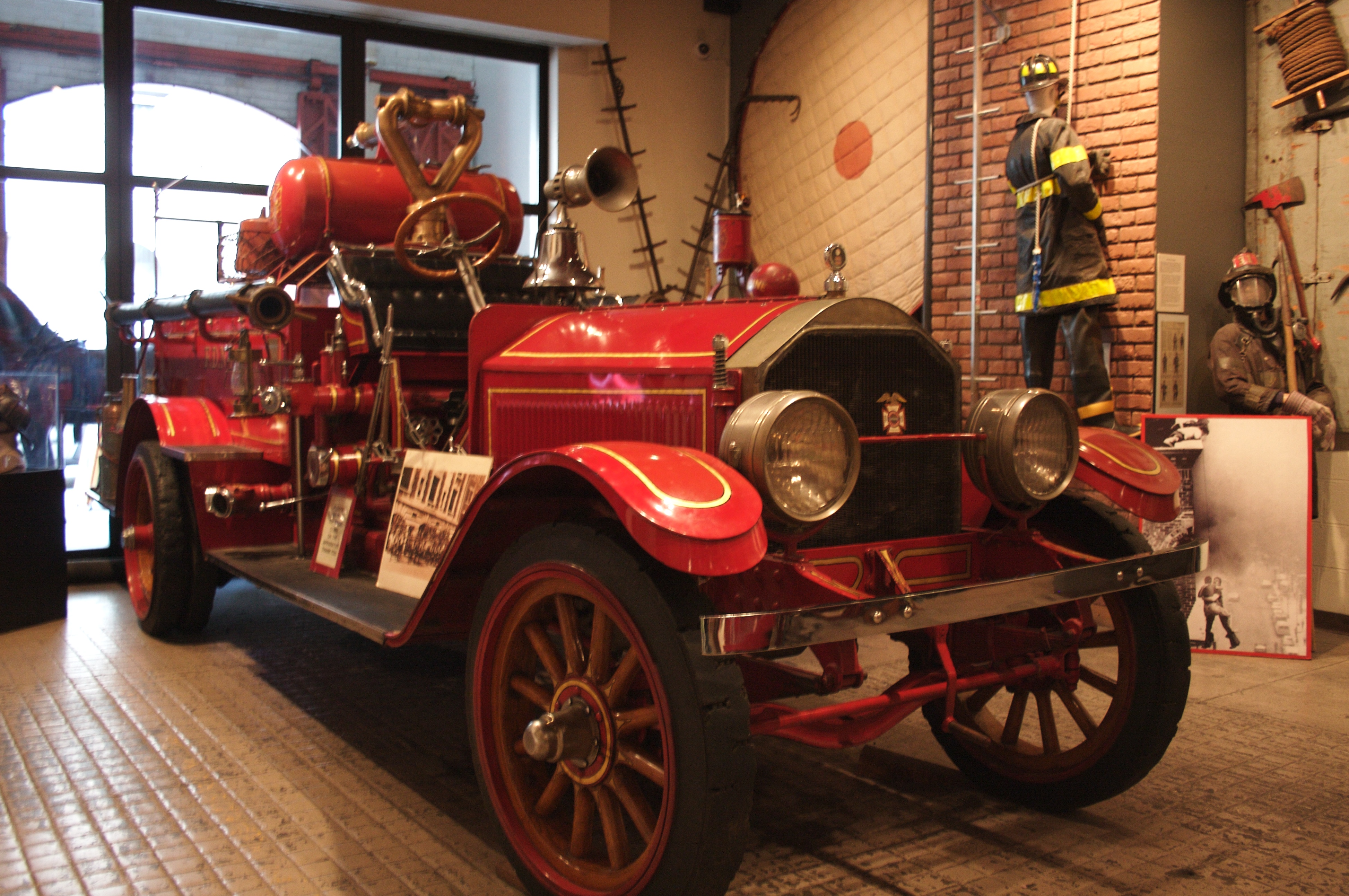 Fire museum. Пожарная машина Вандерберг 1901. Музей пожарных машин. Музей пожарной охраны. Музей пожарной части.