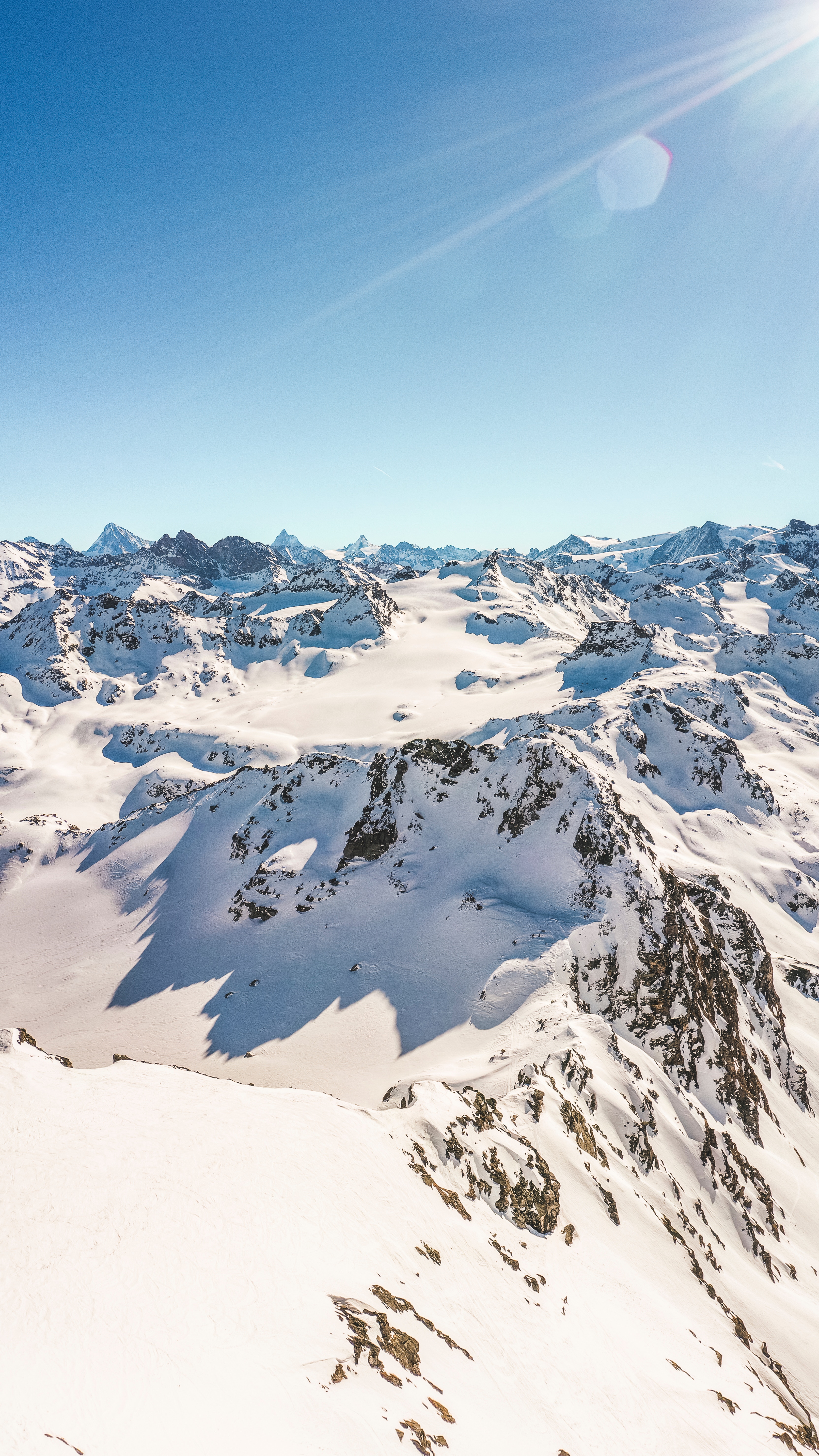 147900 Bild herunterladen natur, mountains, schnee, scheitel, nach oben, schneebedeckt, snowbound, sonnenlicht - Hintergrundbilder und Bildschirmschoner kostenlos