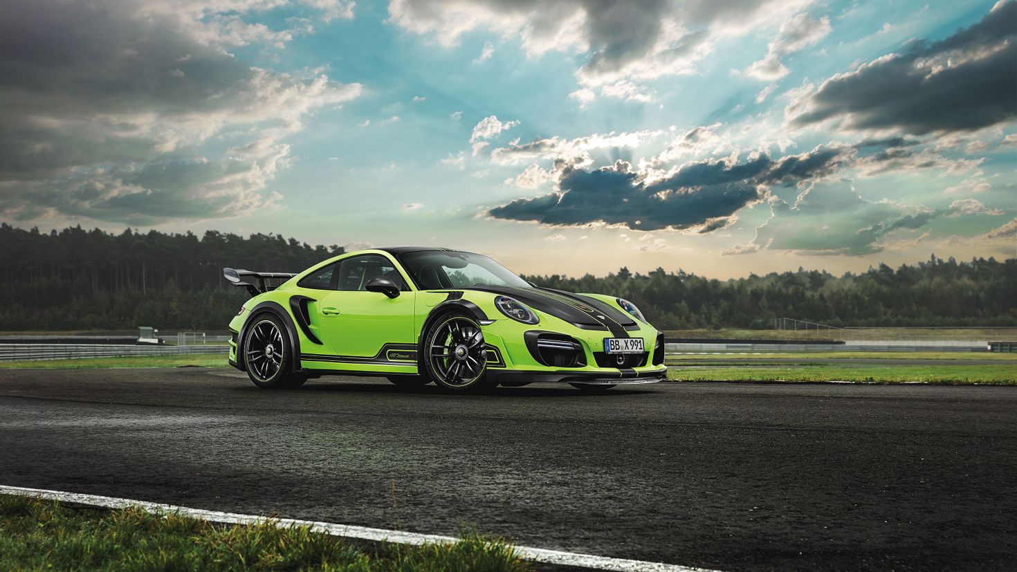 Зеленый автомобиль на дороге. Porsche 911 TECHART GTSTREET R. Porsche 911 Turbo s. Porsche 911 gt Turbo s. Porsche 911 Turbo 2560*1440.