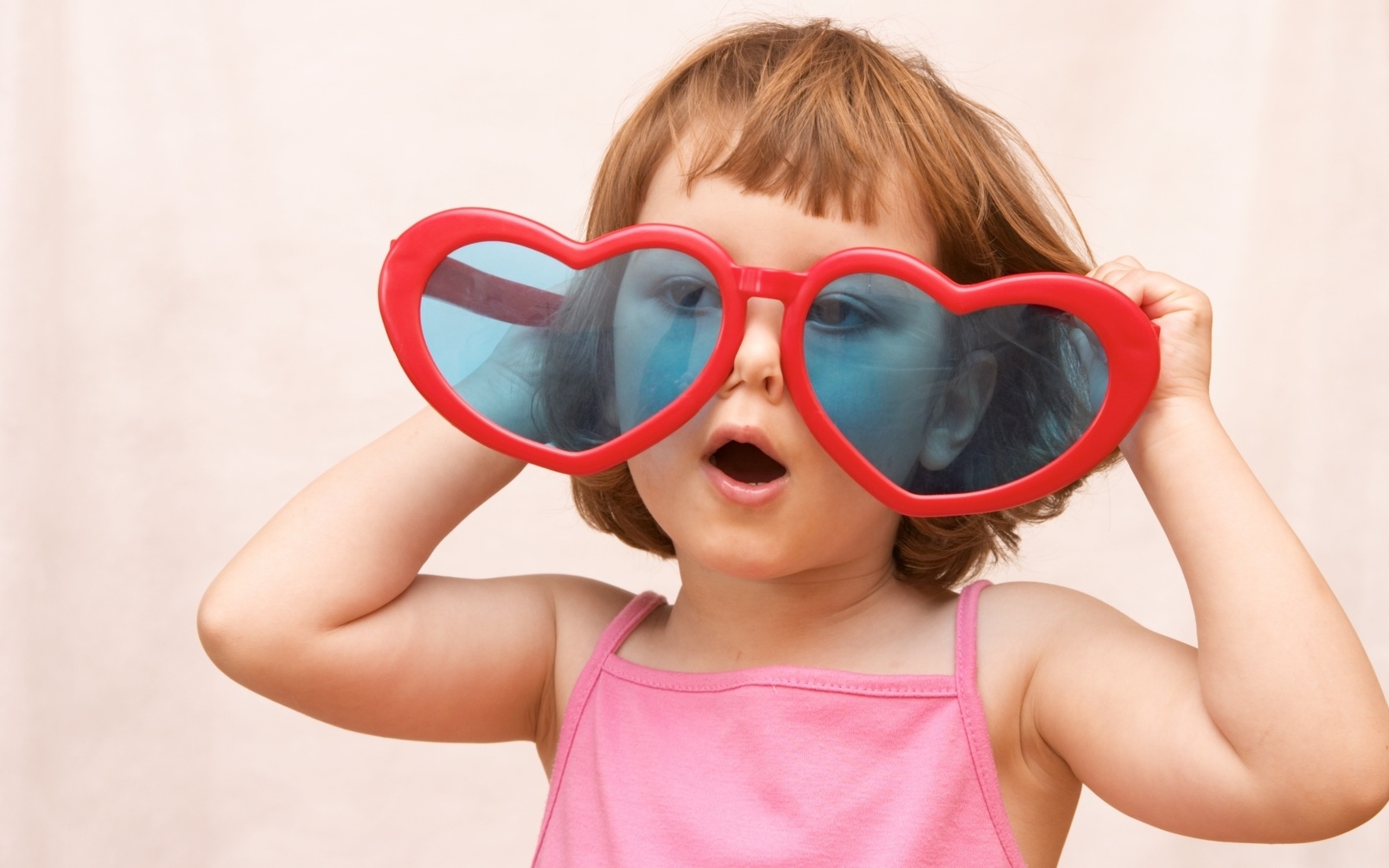 Смешные картинки очков. Смешные очки. Солнечные очки для детей. Смешные детские очки. Девочка в очках.