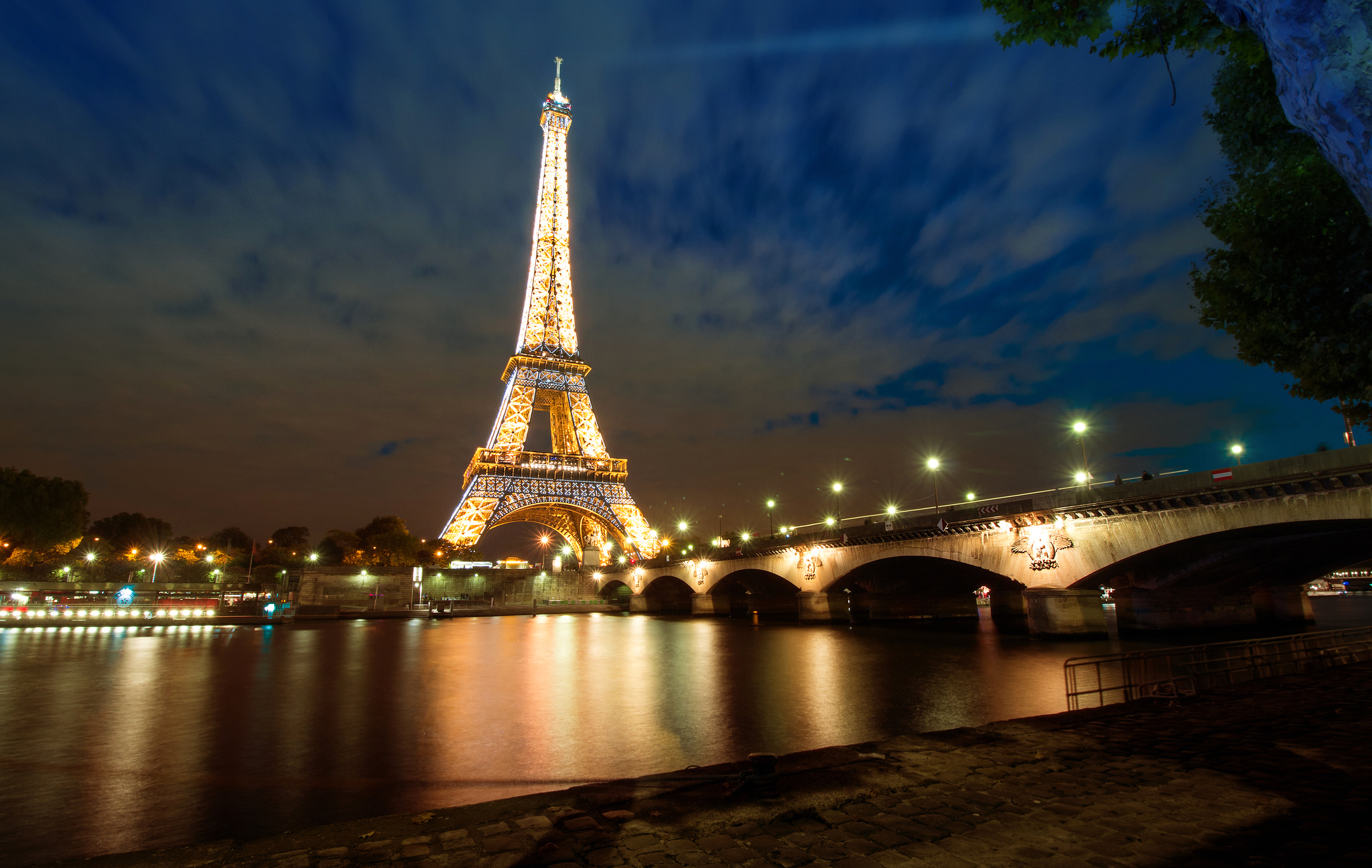 Париж Эйфелева башня ночью фон