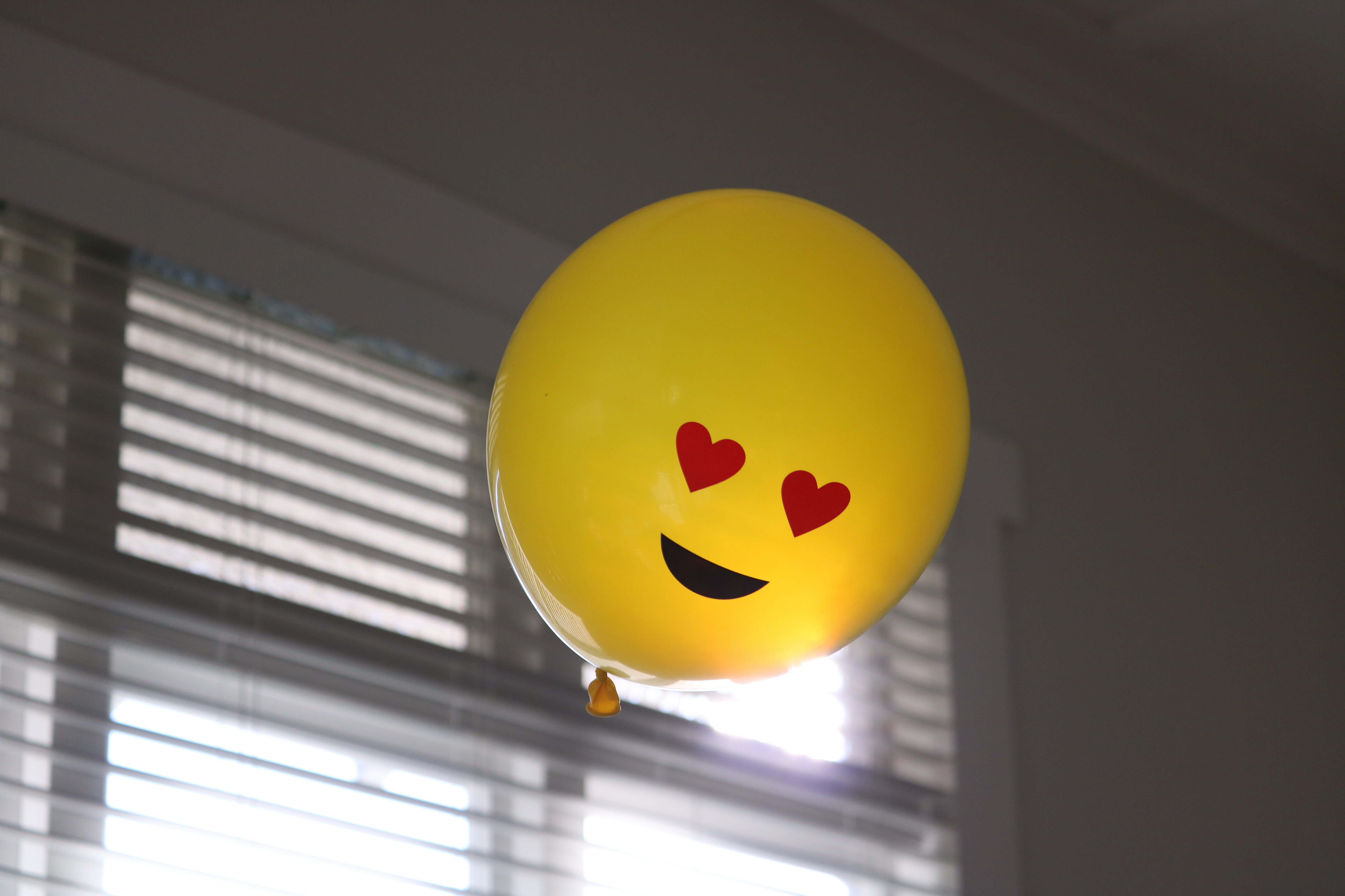 97868 скачать картинку счастье, любовь, разное, улыбка, смайлик, воздушный шарик - обои и заставки бесплатно