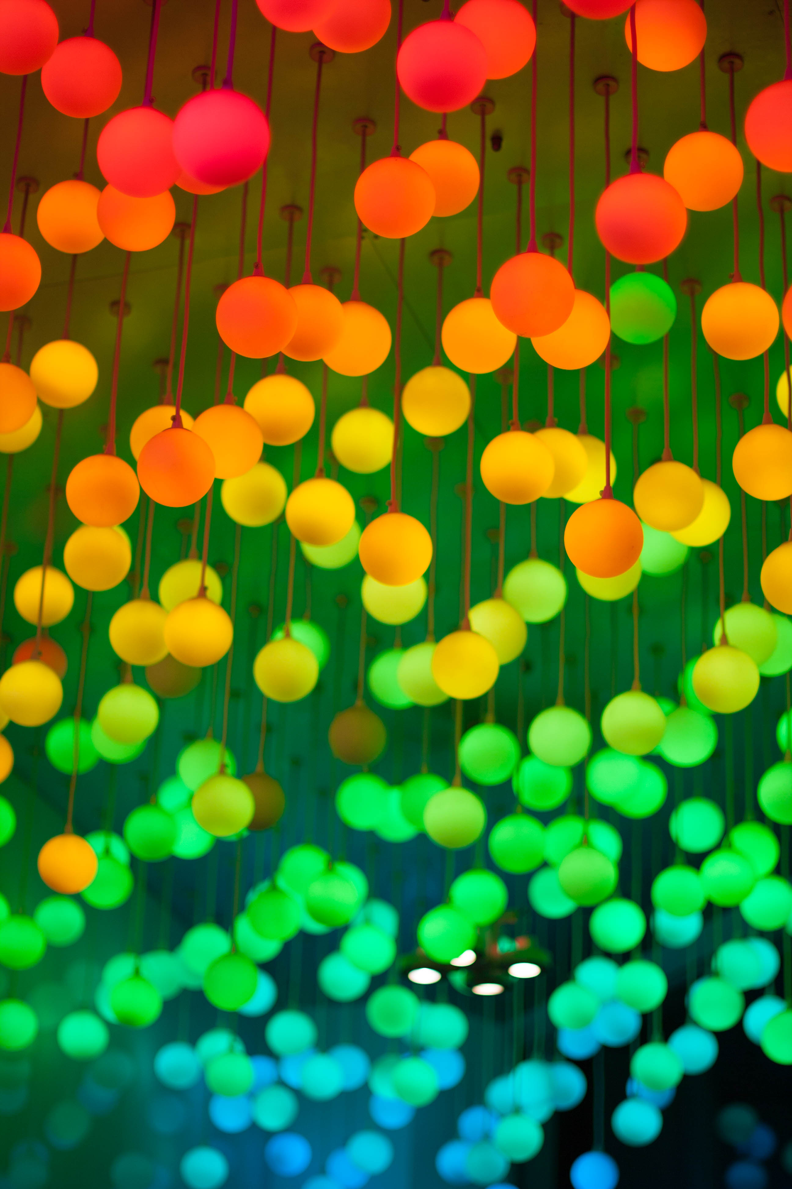 105701 скачать картинку шары, яркий, разное, разноцветный, лампы - обои и заставки бесплатно