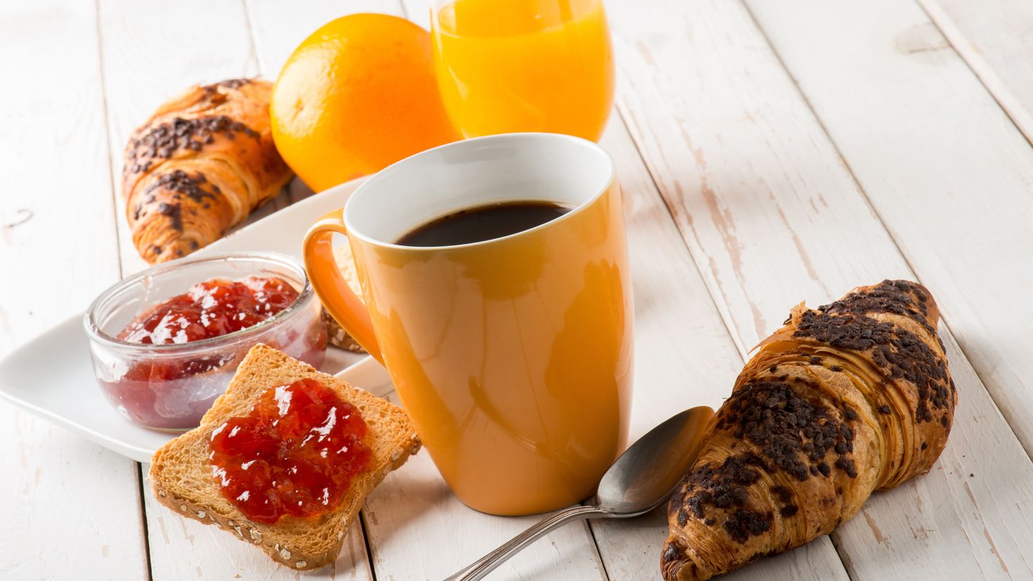 Апельсиновый сок на завтрак. Завтрак с кофе. Завтрак с круассаном. Кофе и круассан. Чай с круассанами.