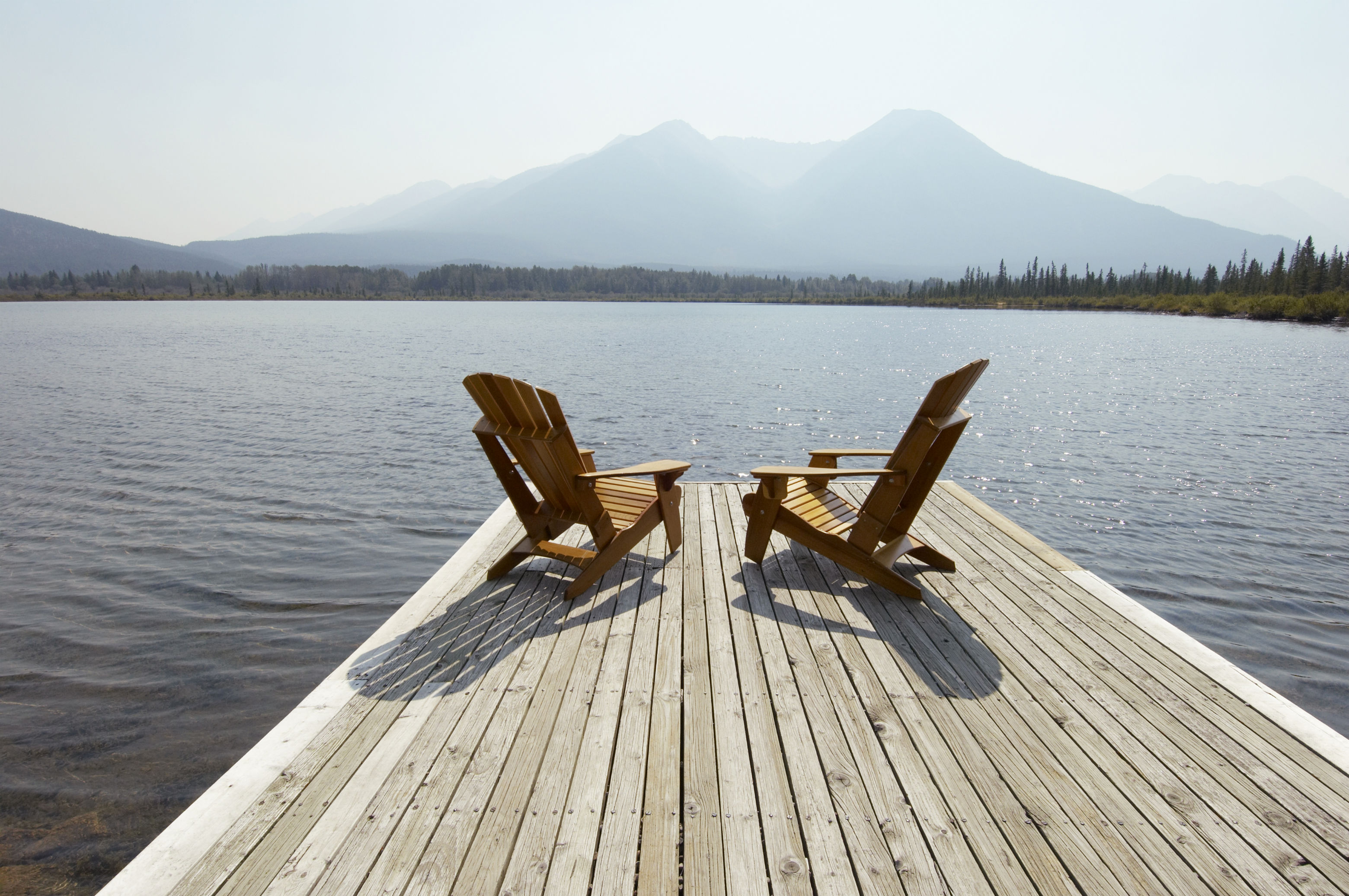 Кресло на берегу озера