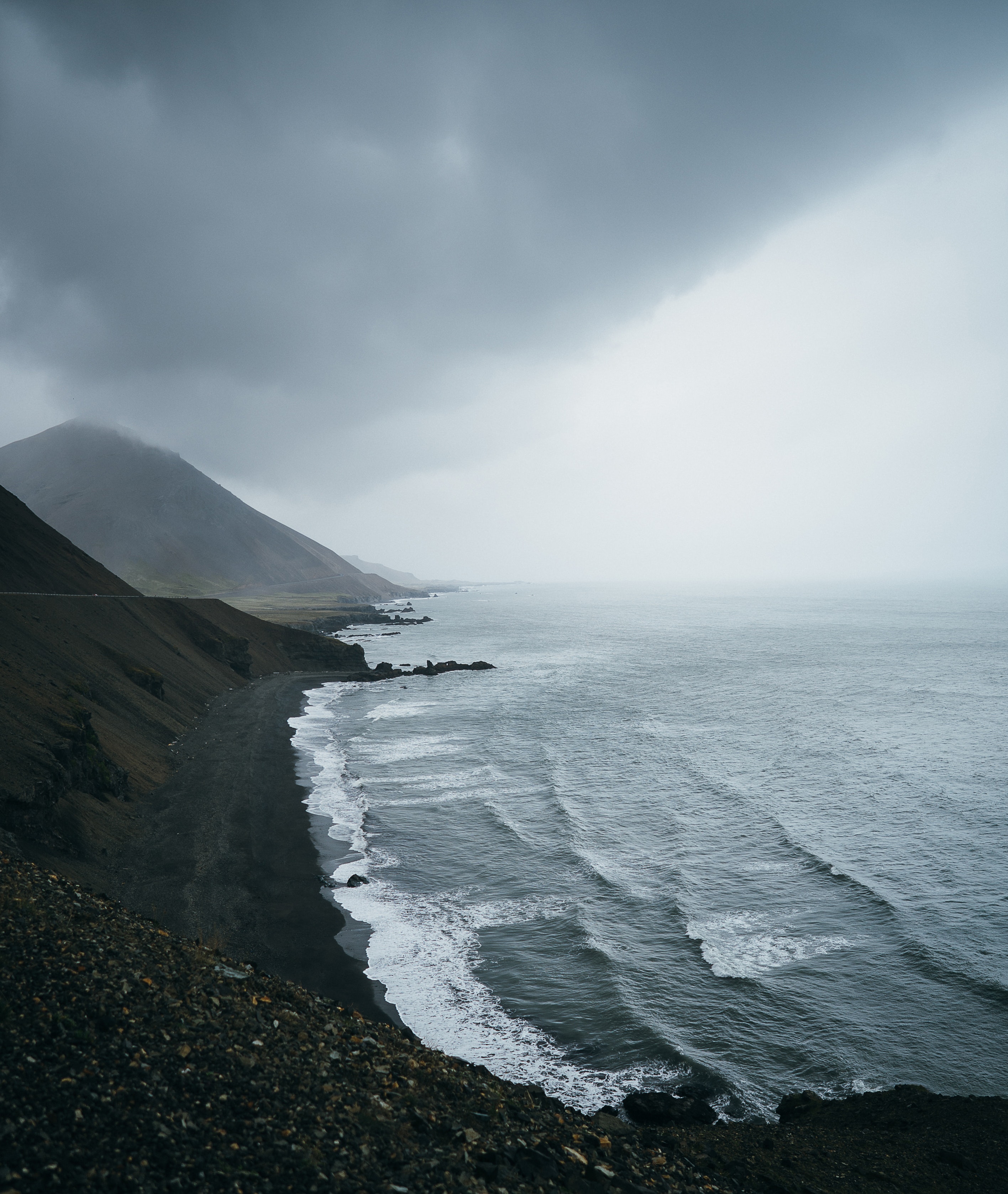 Скачать картинку Галька, Туман, Природа, Скалы, Камни, Море, Океан в телефон бесплатно.