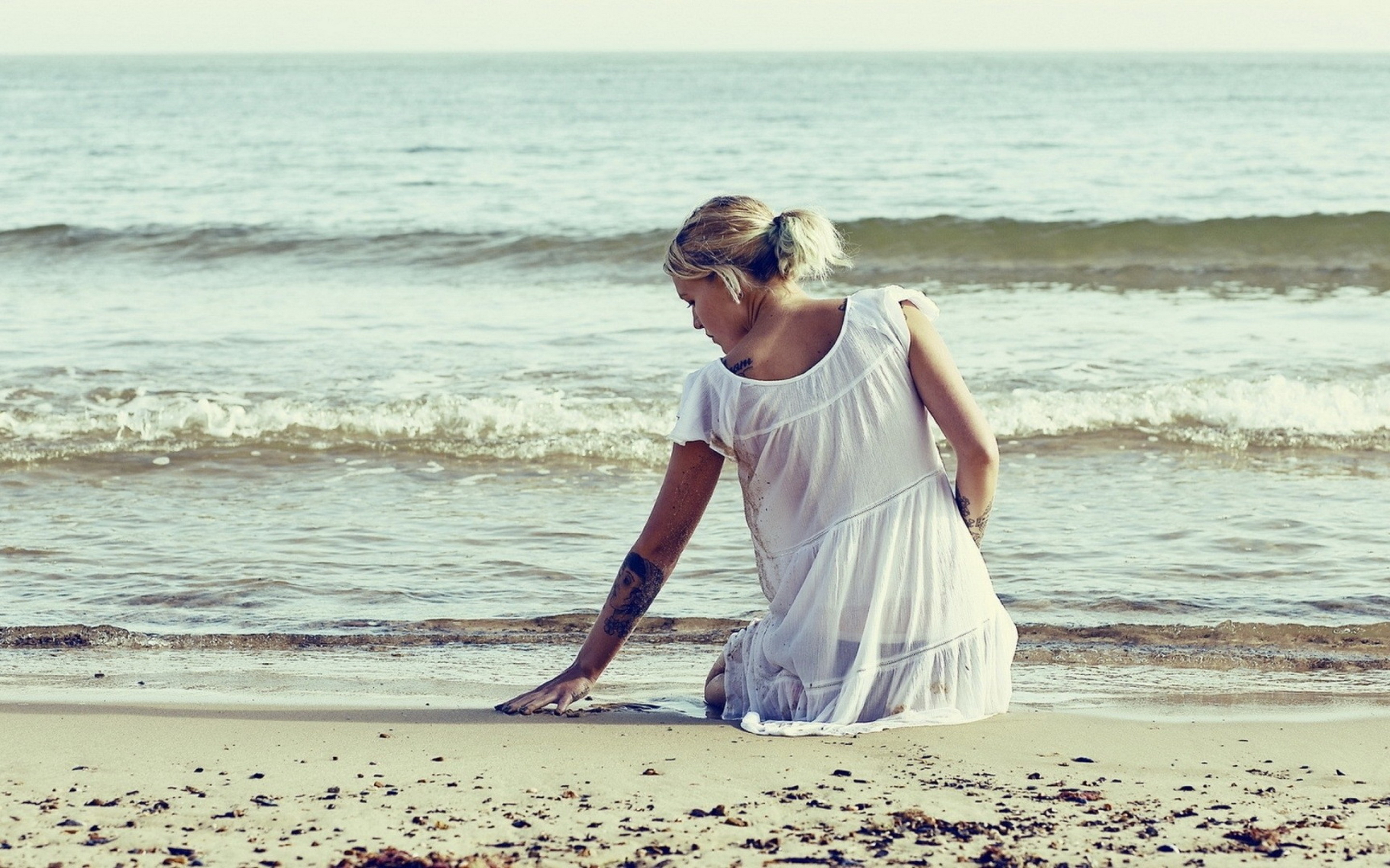 Вижу себя на берегу. Девушка-море. Фотосессия на море. Женщина на берегу моря. Блондинка на берегу моря.