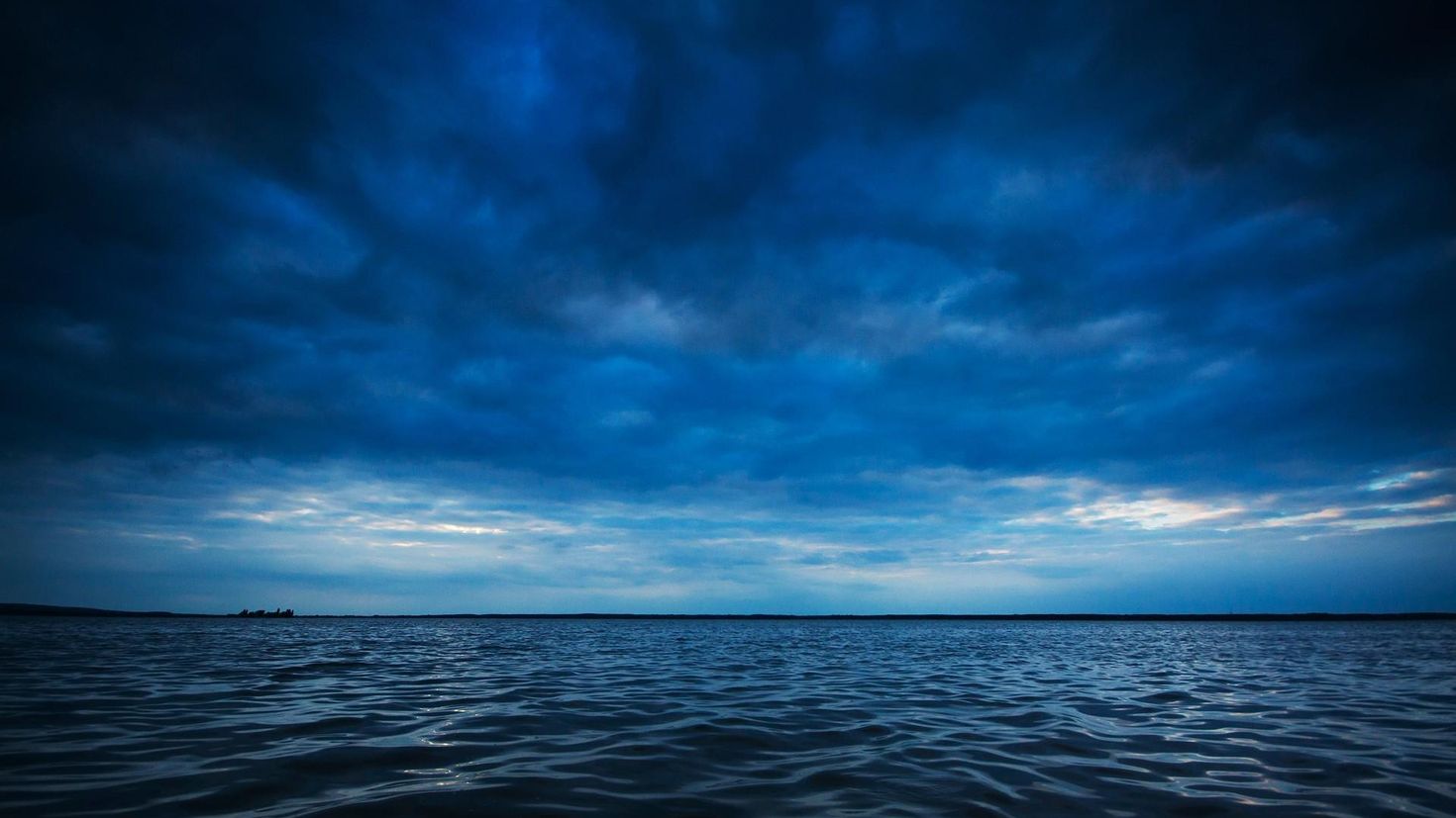 Темное море. Синее море. Темный океан. Синее небо. Почему океан синий