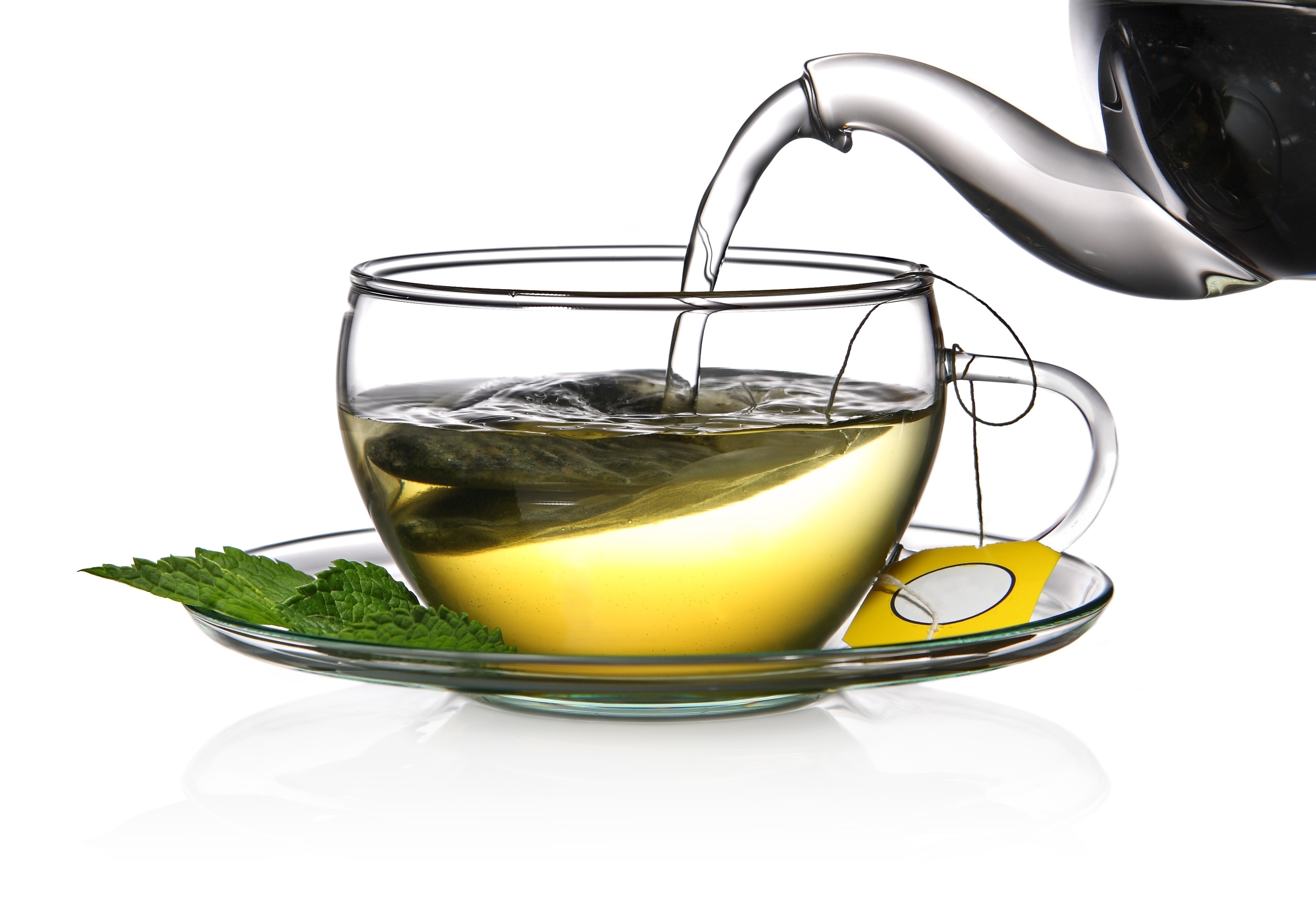 Налей воды в чай. Чай в чайнике. Зеленый чай. Чашка чая. Чайник с чаем.