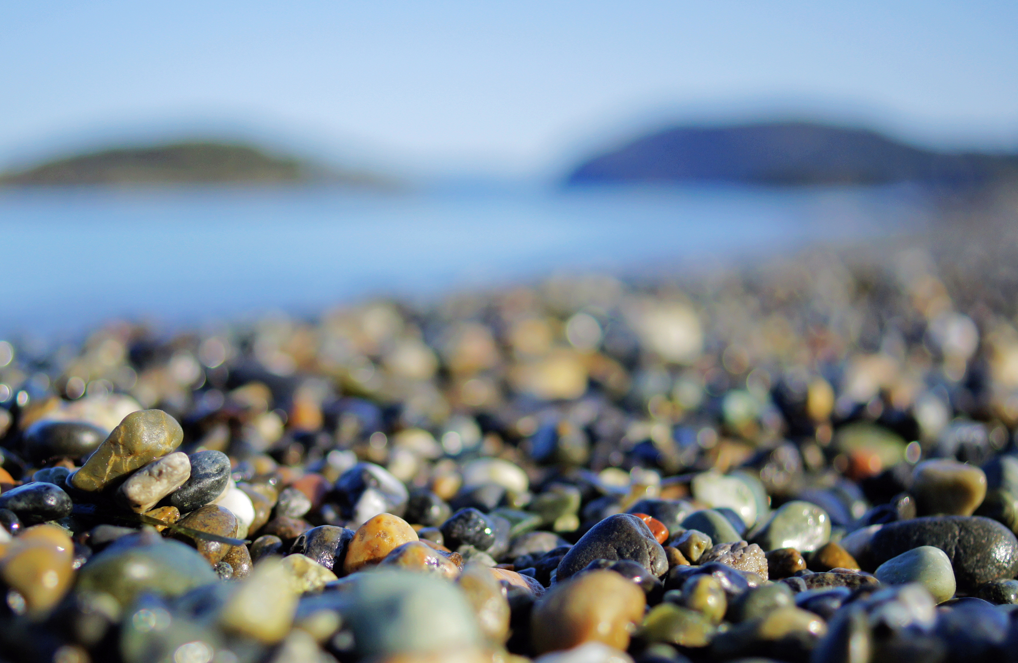 Берег моря с камнями
