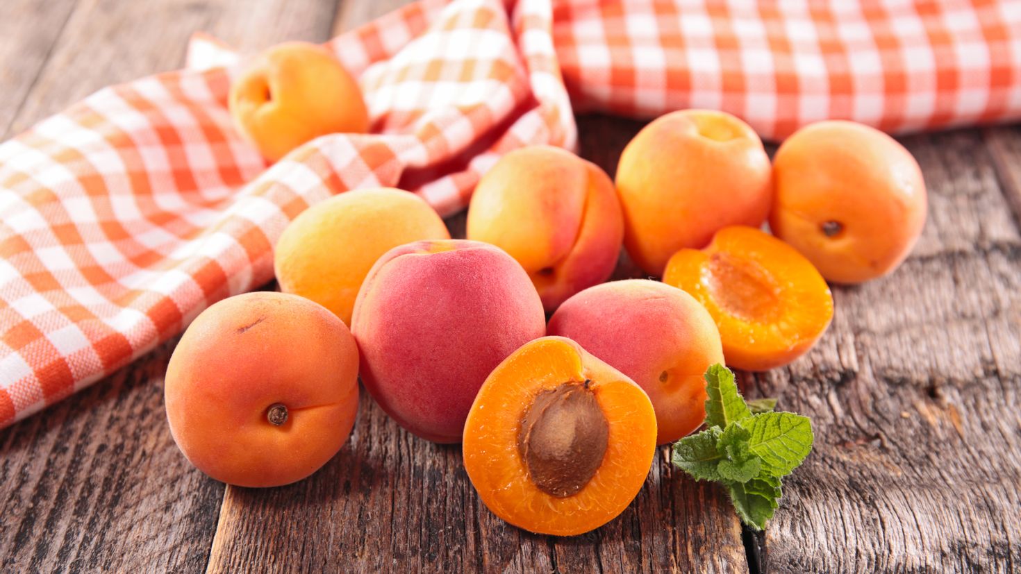 2 10 всех фруктов составляют персики. Абрикос Королевский. Фрукты абрикосы нектарины. Сочный абрикос. Косточка абрикоса.