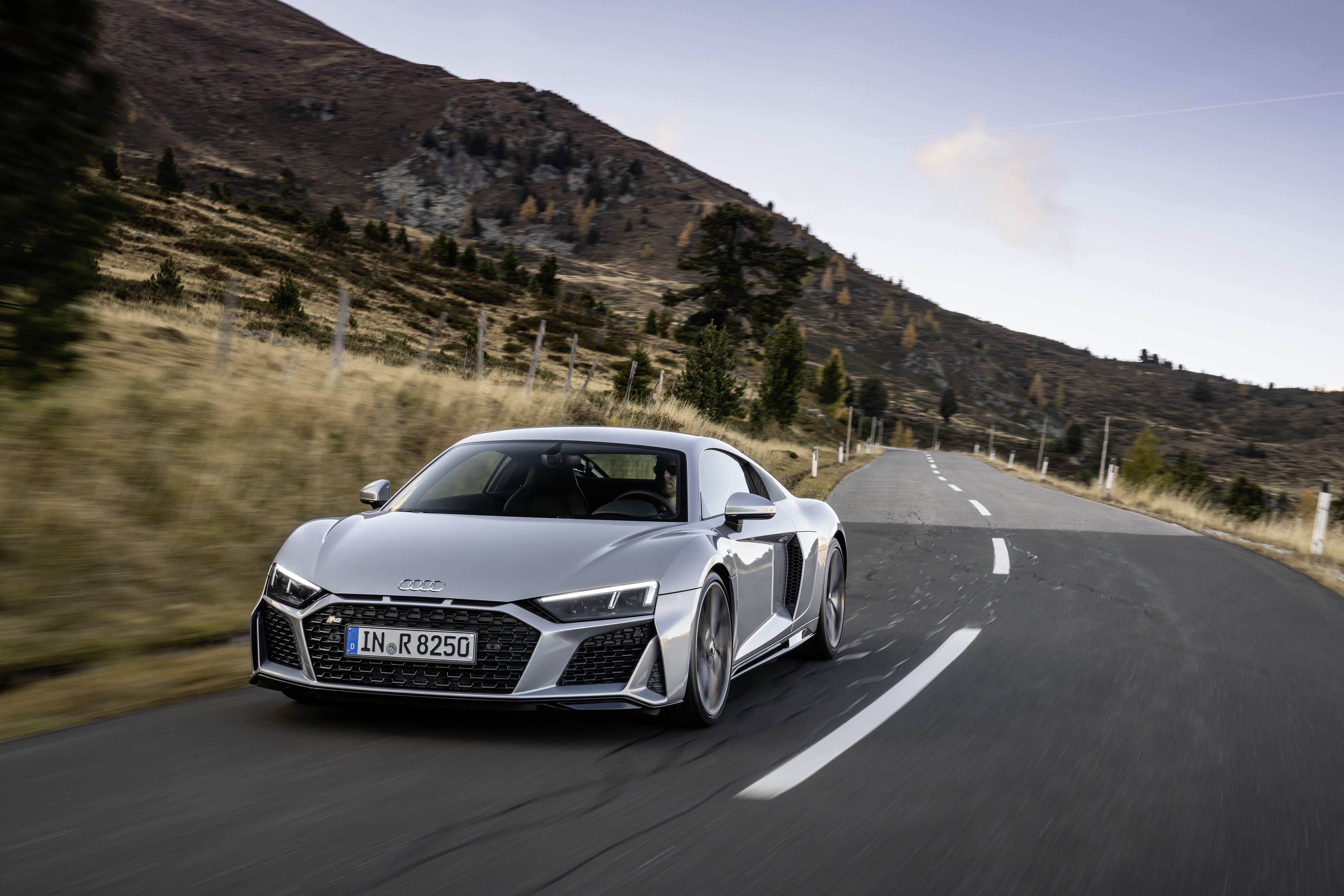 Audi спорткар r8