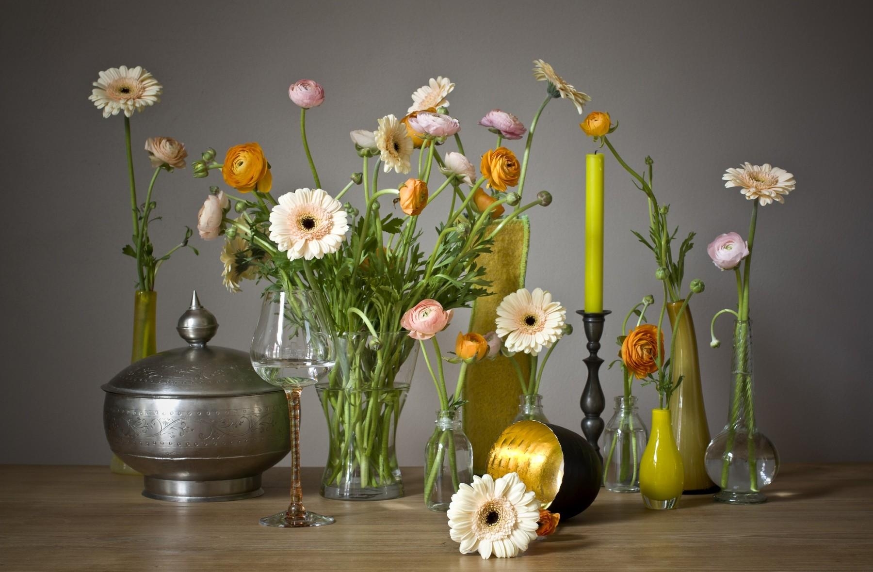 80608 скачать обои вазы, свеча, оформление, цветы, бокалы, ранункулюс, герберы - заставки и картинки бесплатно