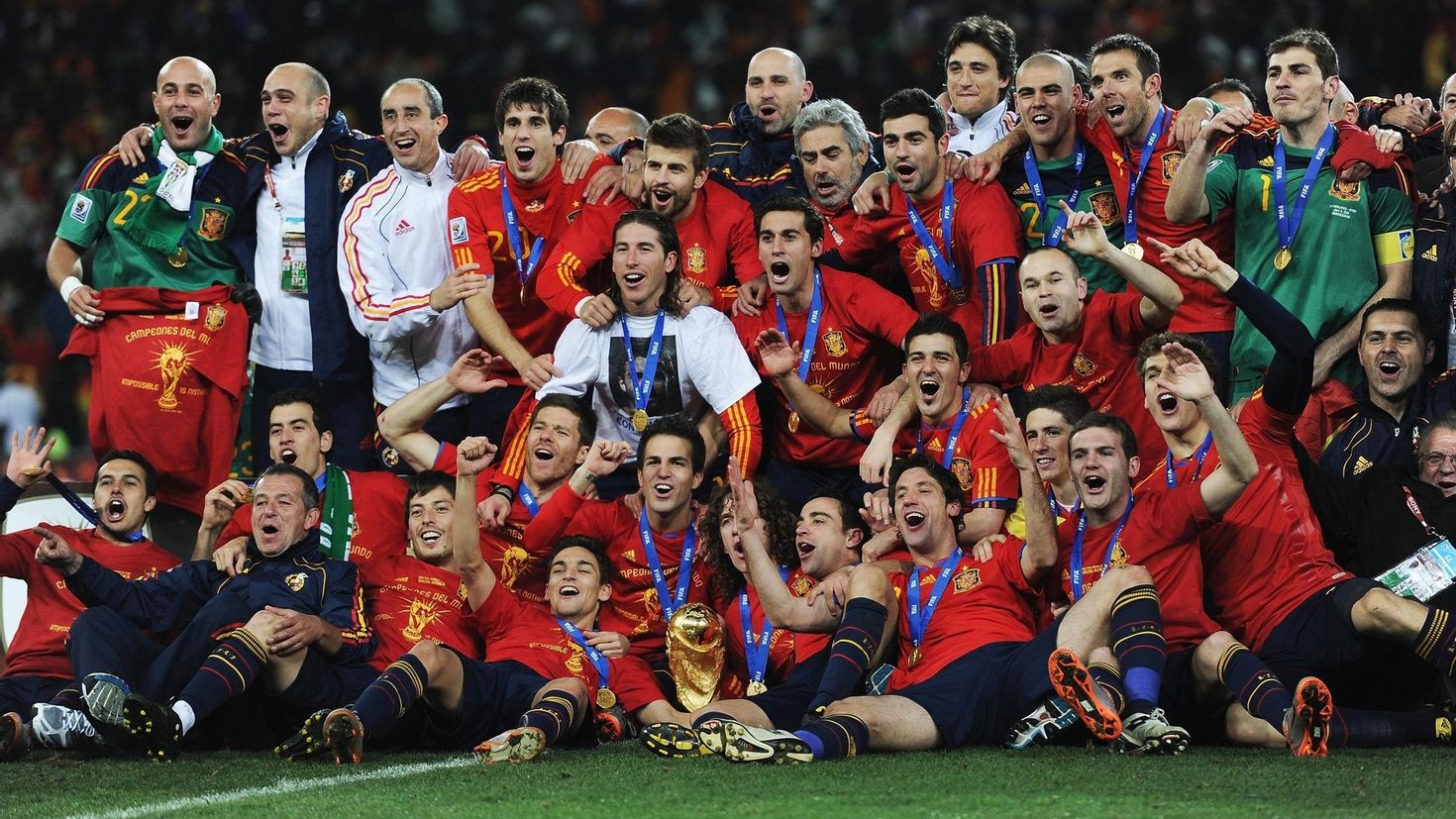 Сколько раз становилась чемпионом сборная команда испании. Сборная Испании 2001. Сборная Испании футболисты. Футболистки сборной Испании. Сборная Испании футбол игроки.