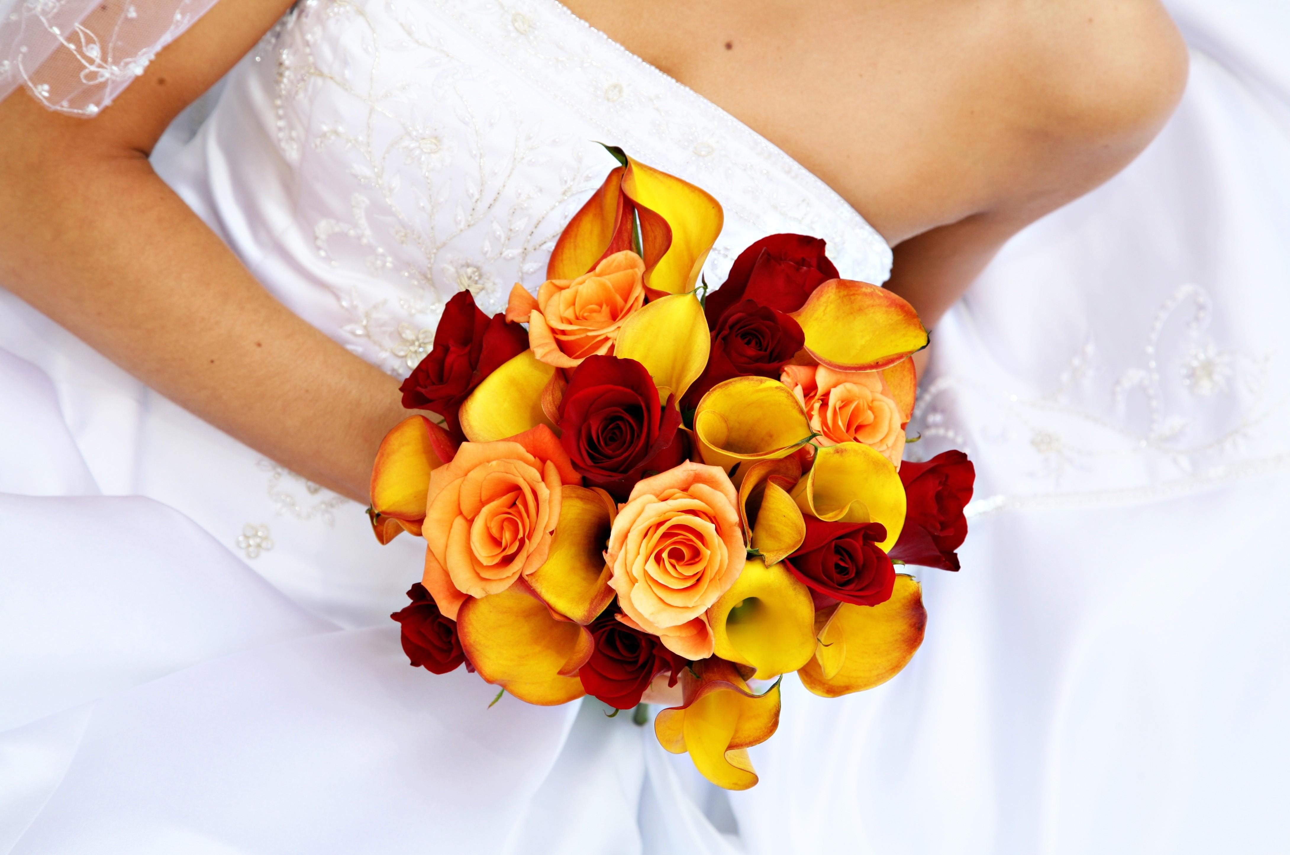 149782 скачать обои розы, каллы, свадебный букет, цветы, платье, невеста - заставки и картинки бесплатно