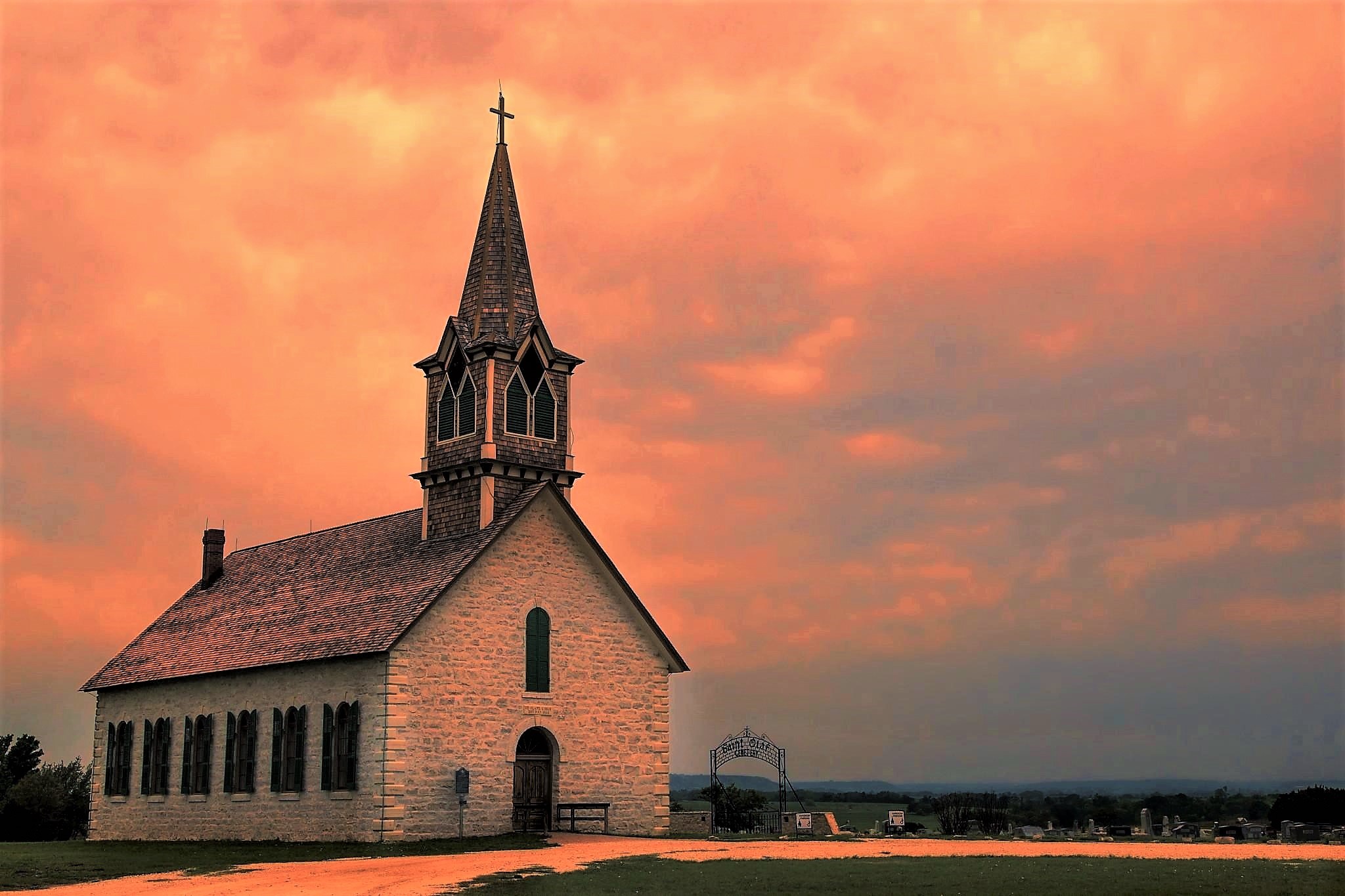 850792 скачать картинку религиозные, часовня, церковь, облака, оранжевый цвет), небо, закат - обои и заставки бесплатно