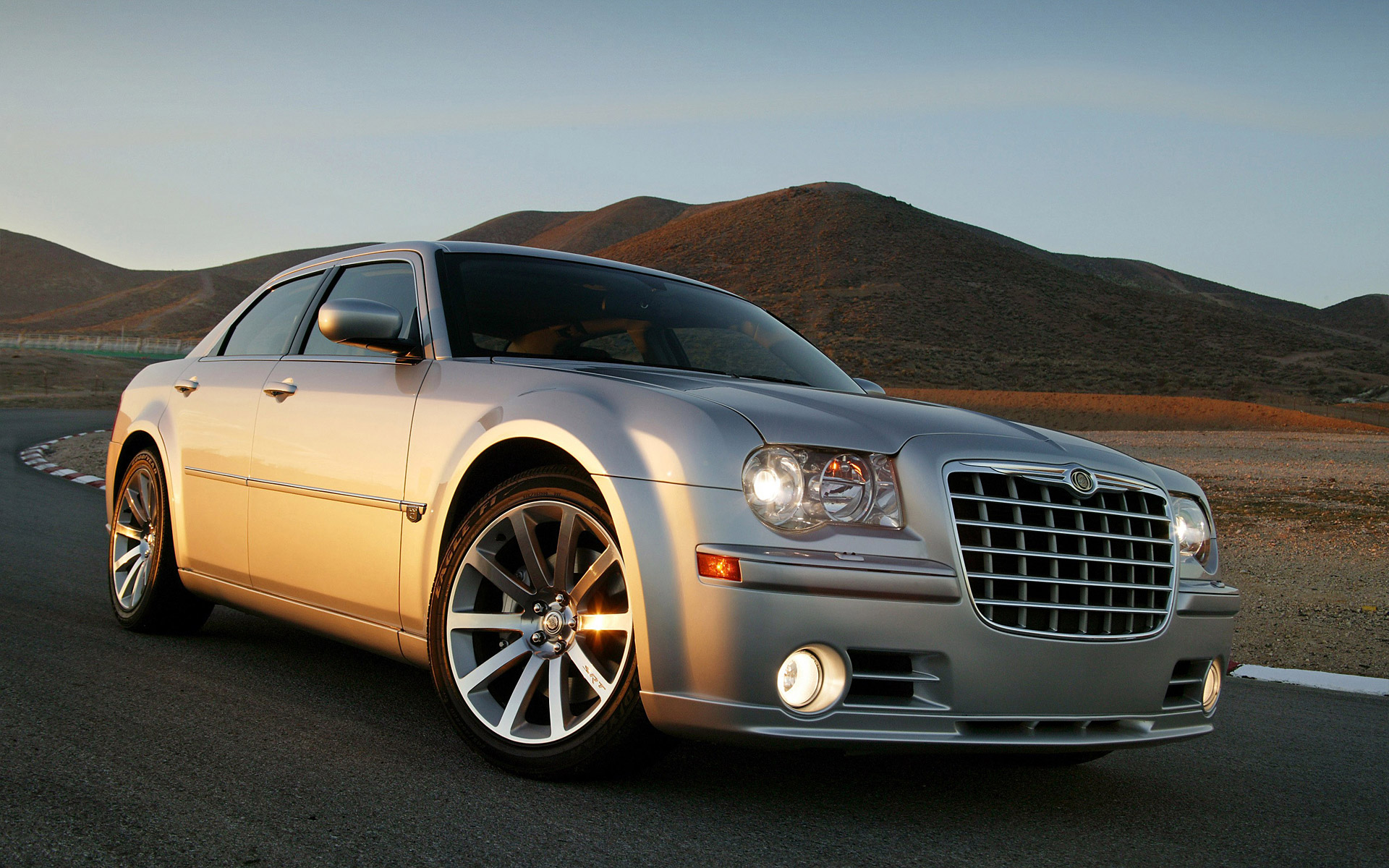 Laden Sie Chrysler 300C Srt8 HD-Desktop-Hintergründe herunter