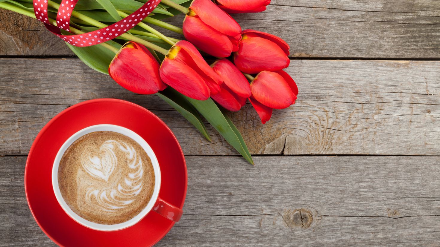 Пожелание доброго утра любимой женщине в картинках. Цветы на деревянном фоне. Доброе утро самая красивая. Доброе утро самой красивой девушке. Тюльпаны и кофе.