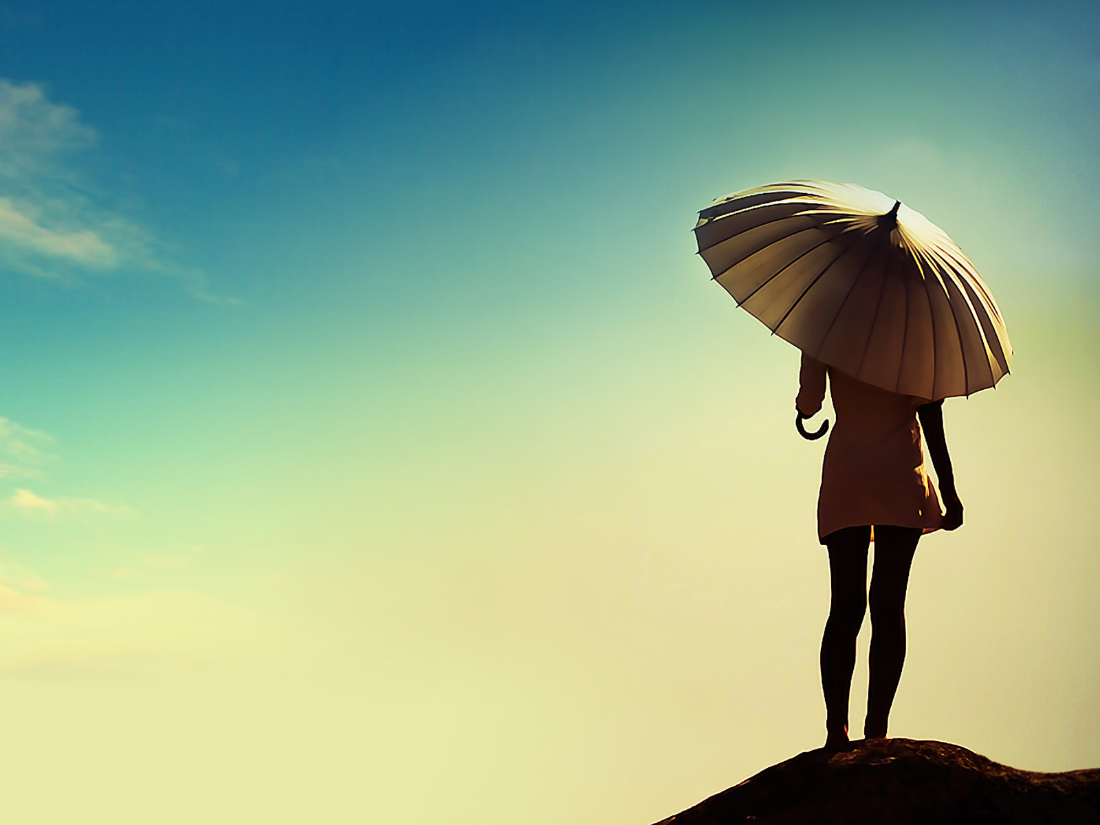 Женщина с зонтом со спины