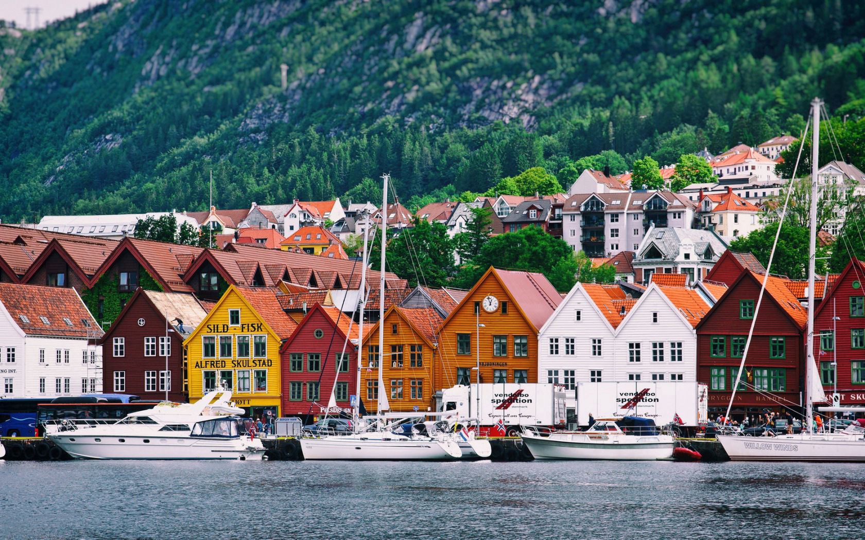 126787 Bild herunterladen häuser, städte, mountains, sea, yachts, norwegen - Hintergrundbilder und Bildschirmschoner kostenlos