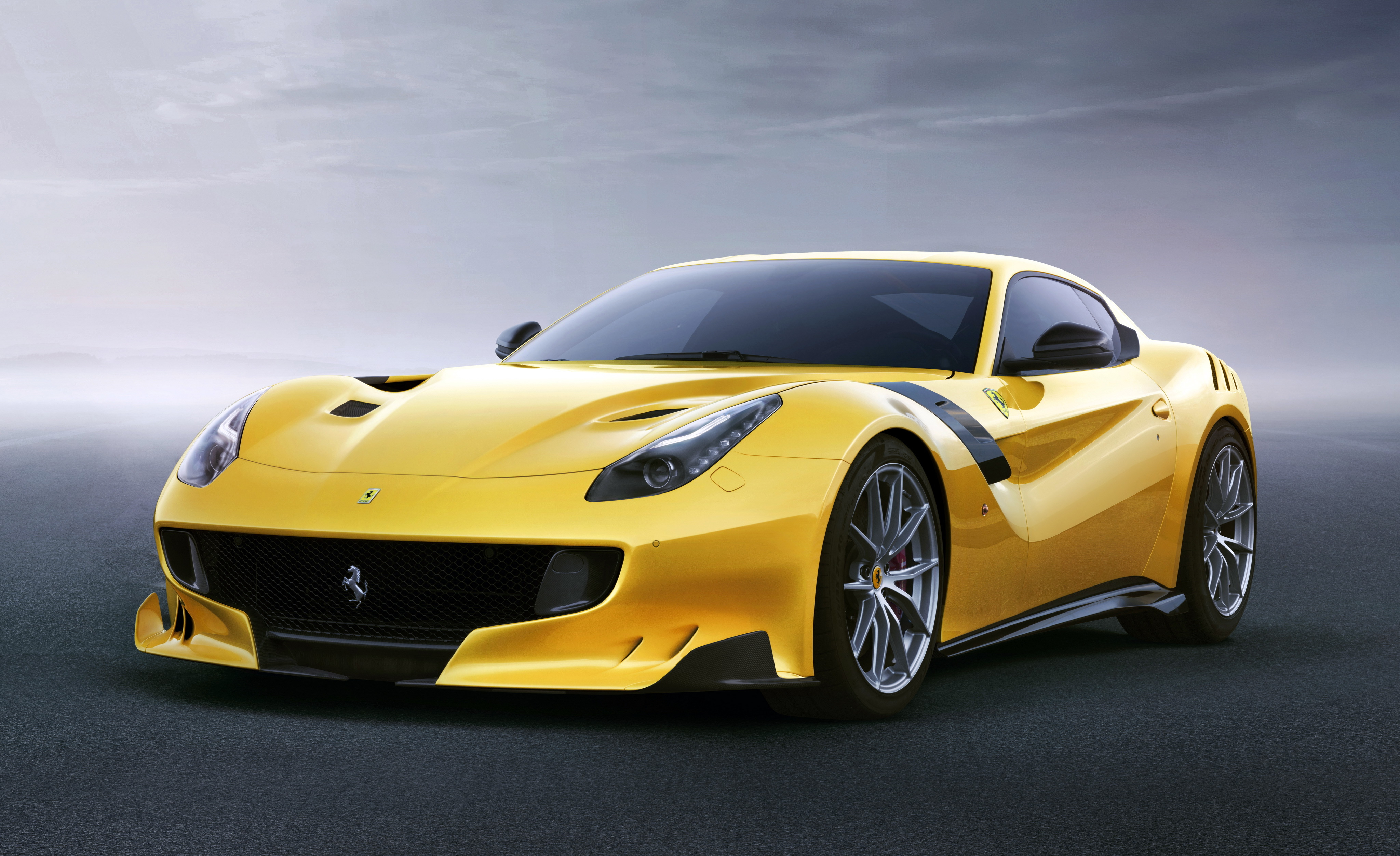 Ferrari f12 Berlinetta желтая