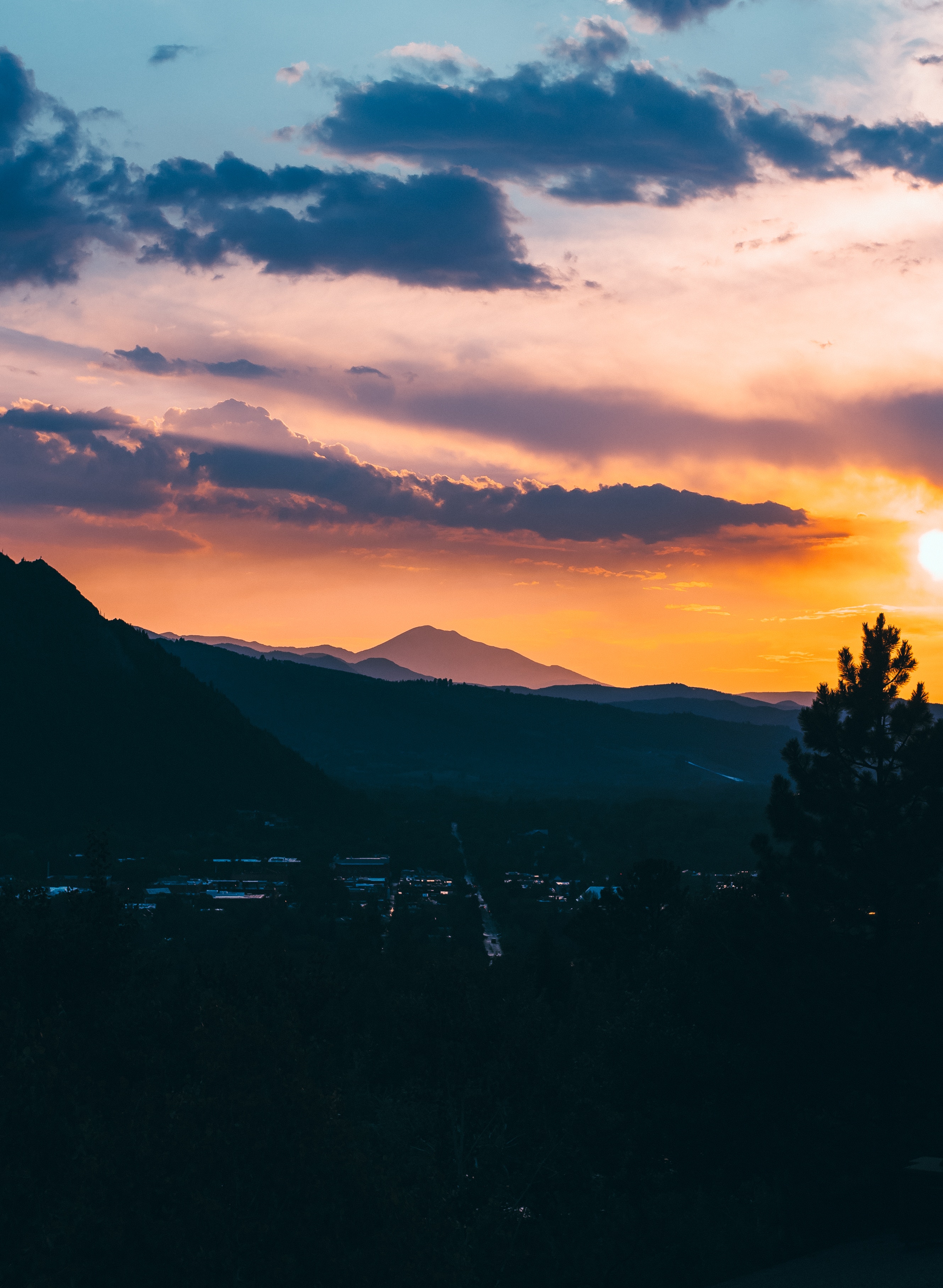 Laden Sie das Dorf, Sunset, Clouds, Blick Von Oben, Mountains, Natur-Bild kostenlos auf Ihren PC-Desktop herunter