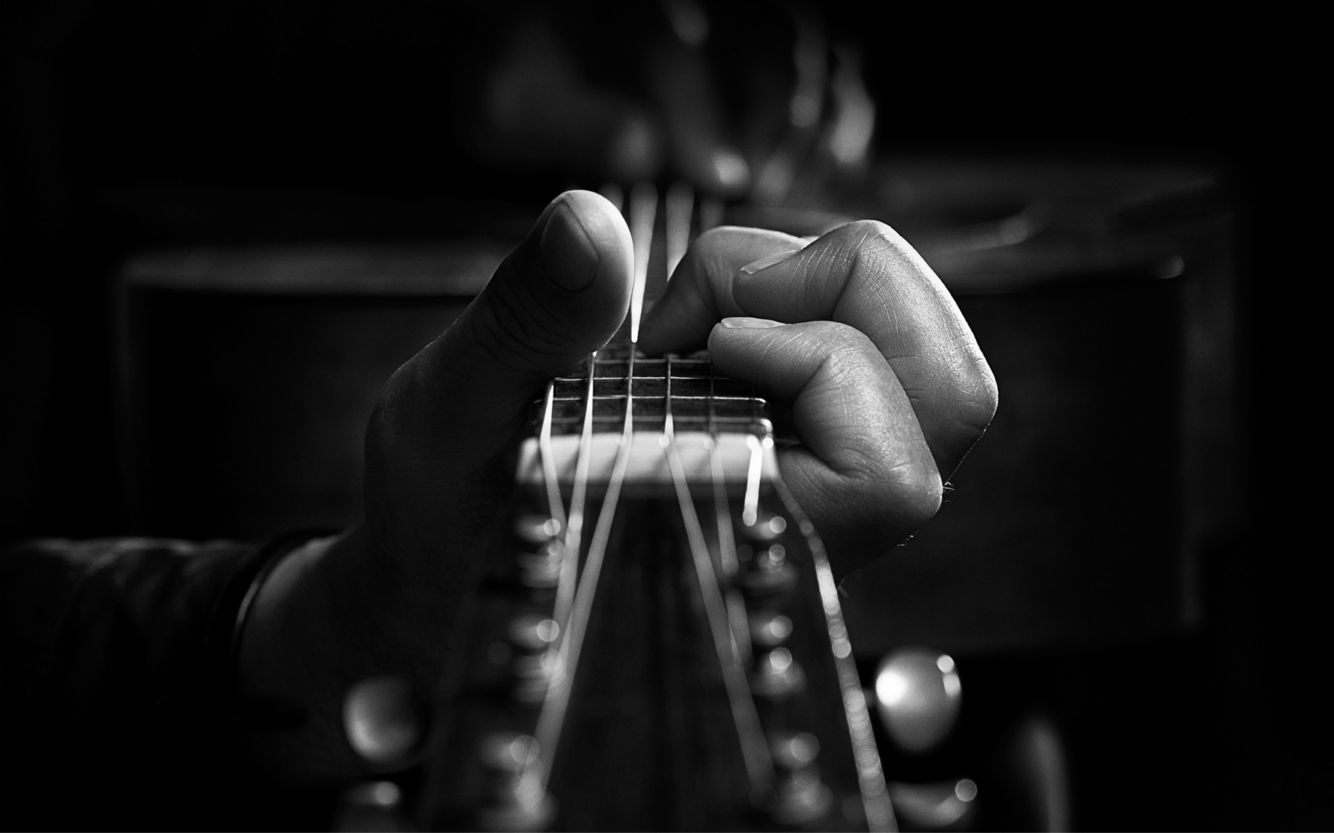 Руки на струнах гитары