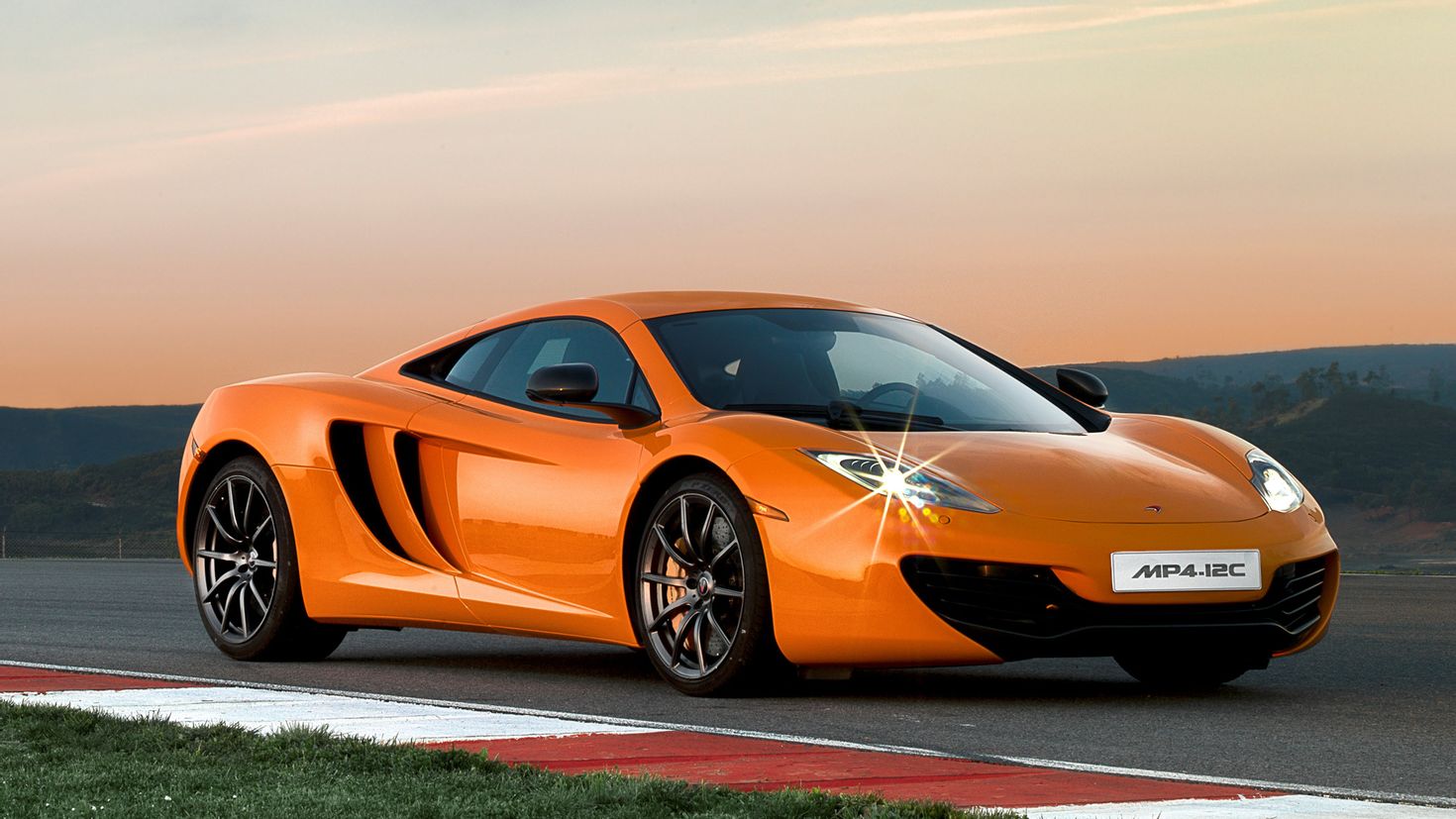 Про 4 12. MCLAREN mp4-12c. Автомобиль MCLAREN mp4-12c. Макларен мп4 12с. Макларен машина оранжевая.