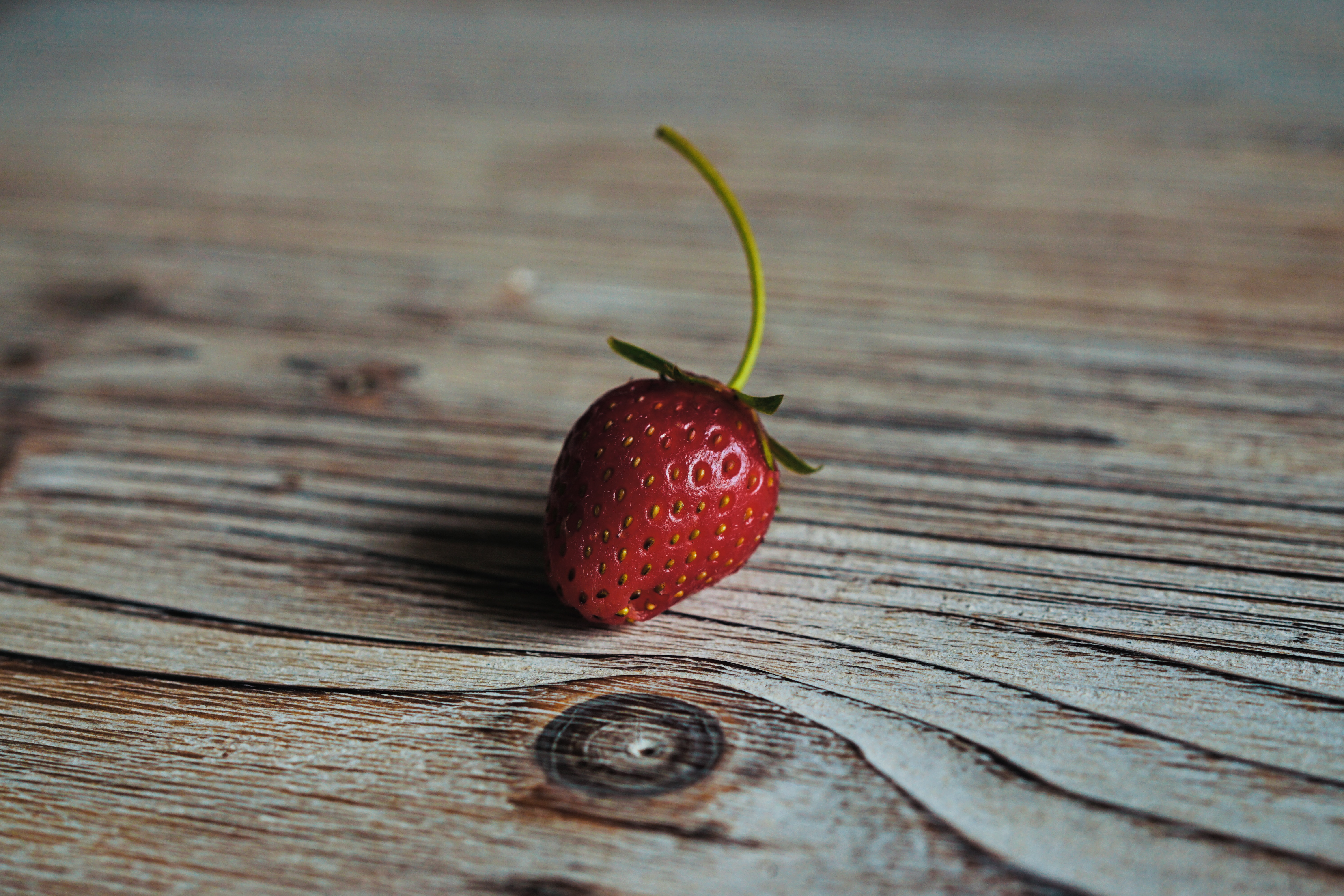 Laden Sie das Lebensmittel, Erdbeere, Beere, Reif, Holztisch-Bild kostenlos auf Ihren PC-Desktop herunter