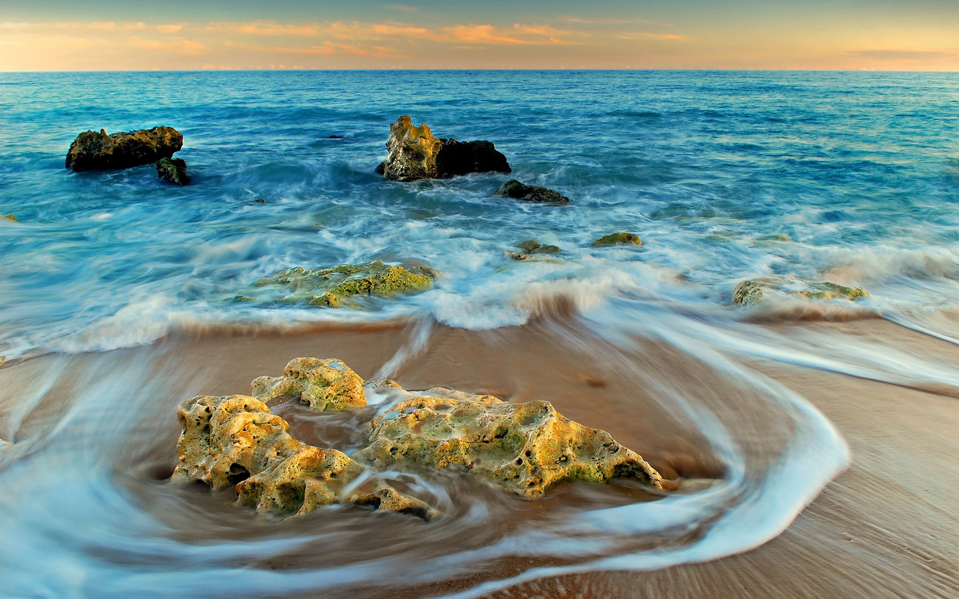 Обои виде моря. Море волны берег. Песок и море волны камни. Море скалы песок. Пейзажи морского побережья.