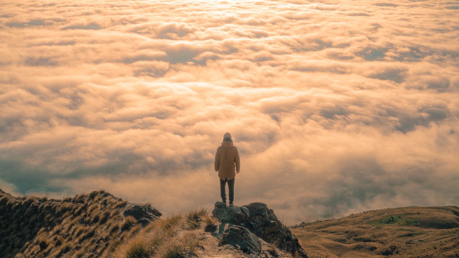 Одинокий человек на вершине горы