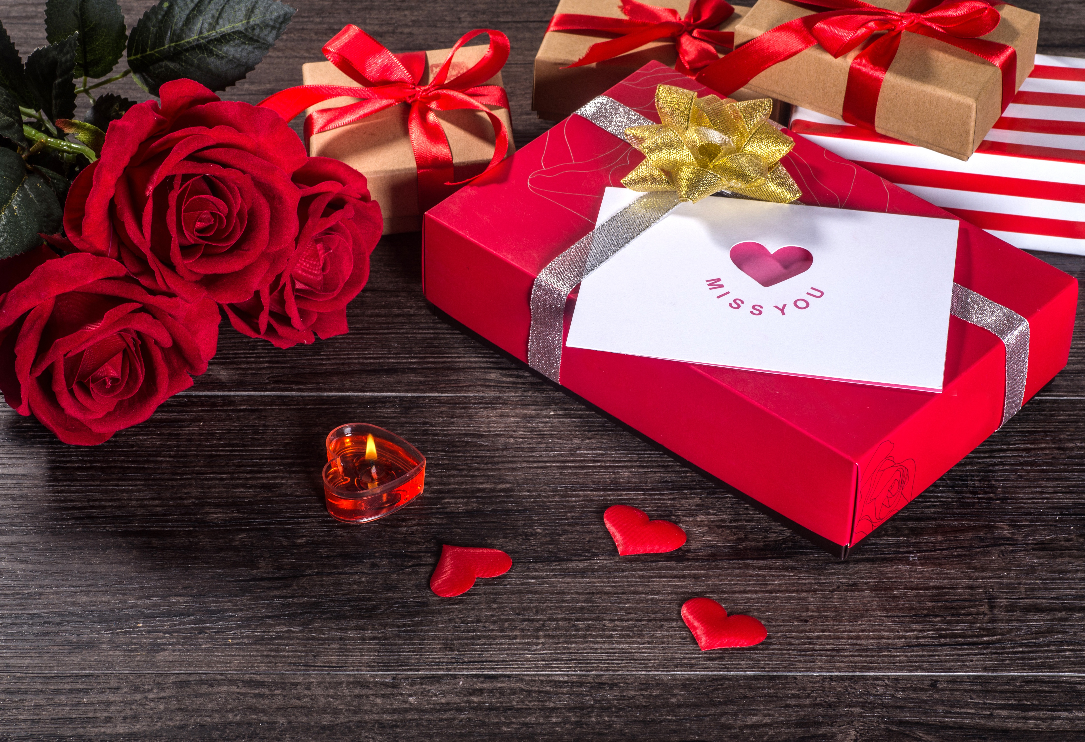 Подарки возлюбленным. Романтический подарок. Цветы в подарок. Розы подарок.