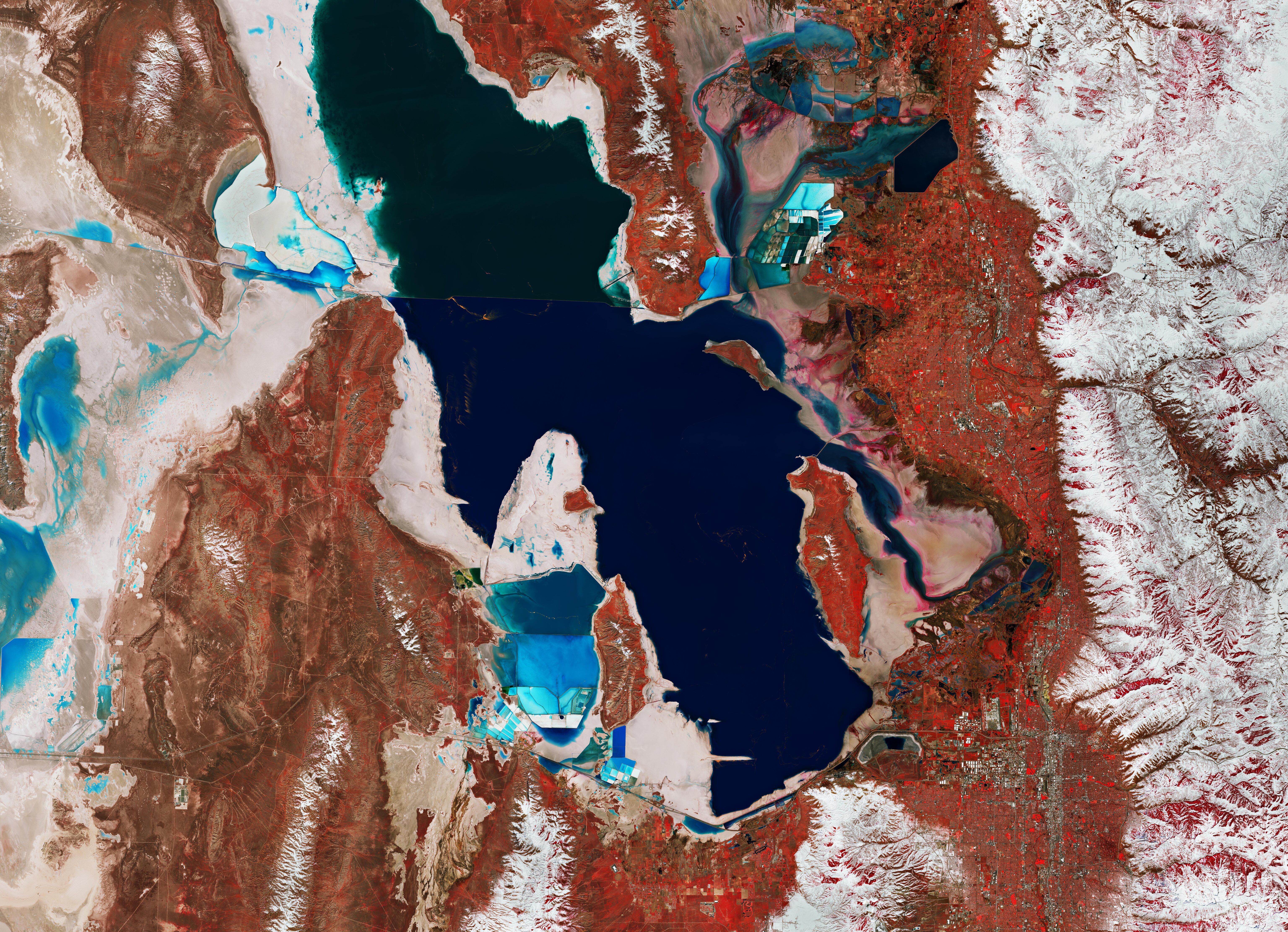 Большое соленое озеро площадь. Большое соленое озеро в Северной Америке. Большое соленое озеро штат Юта. Великое соленое озеро штат Юта. Большое солёное озеро снимок со спутника.