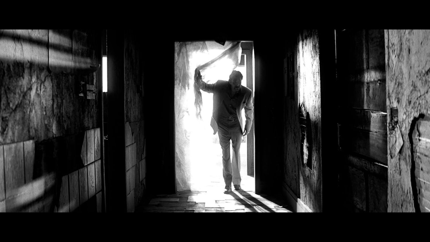 Помни обои. МЕМЕНТО. МЕМЕНТО переписанная реальность. Memento Nolan Black White. Обои 32044 Memento.