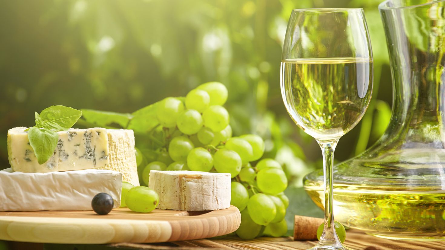 Виноградно лимонного вина. Белое вино. Вино сыр виноград. Вино и сыр. Сыр с виноградом.