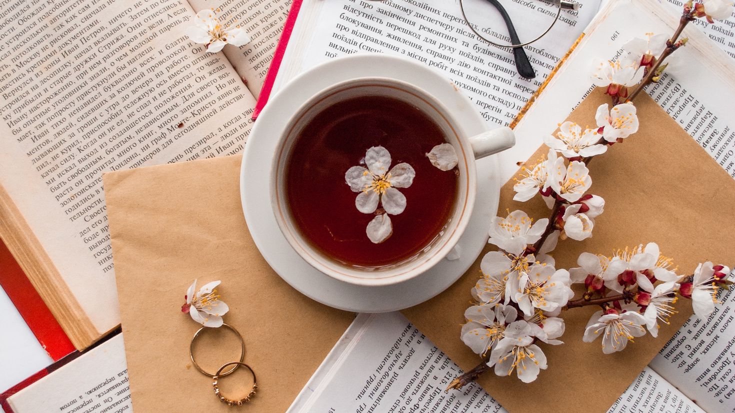 Чашка чая на столе Эстетика