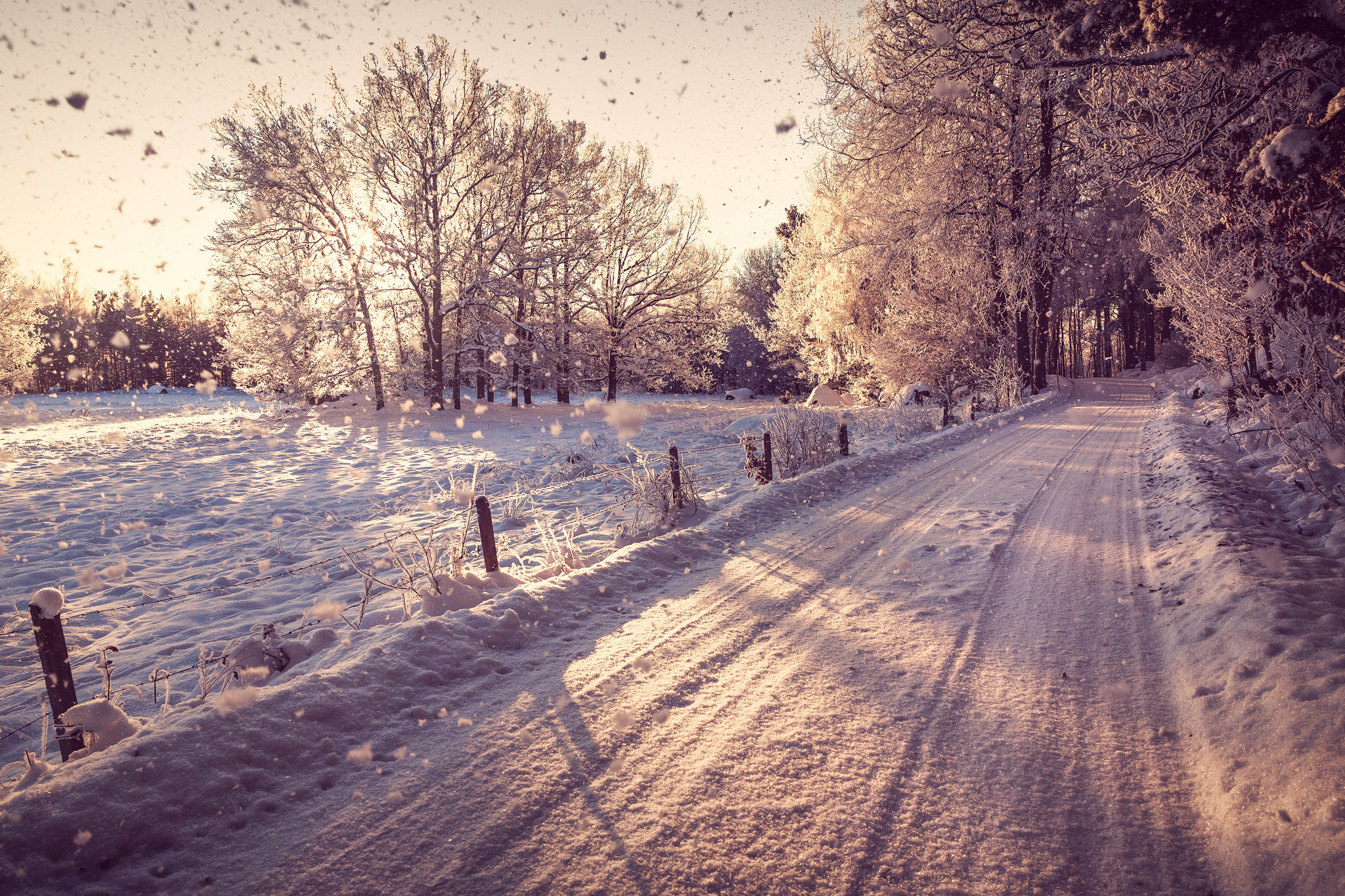 Скачать картинку Снег, Пейзаж, Зима, Дороги в телефон бесплатно.