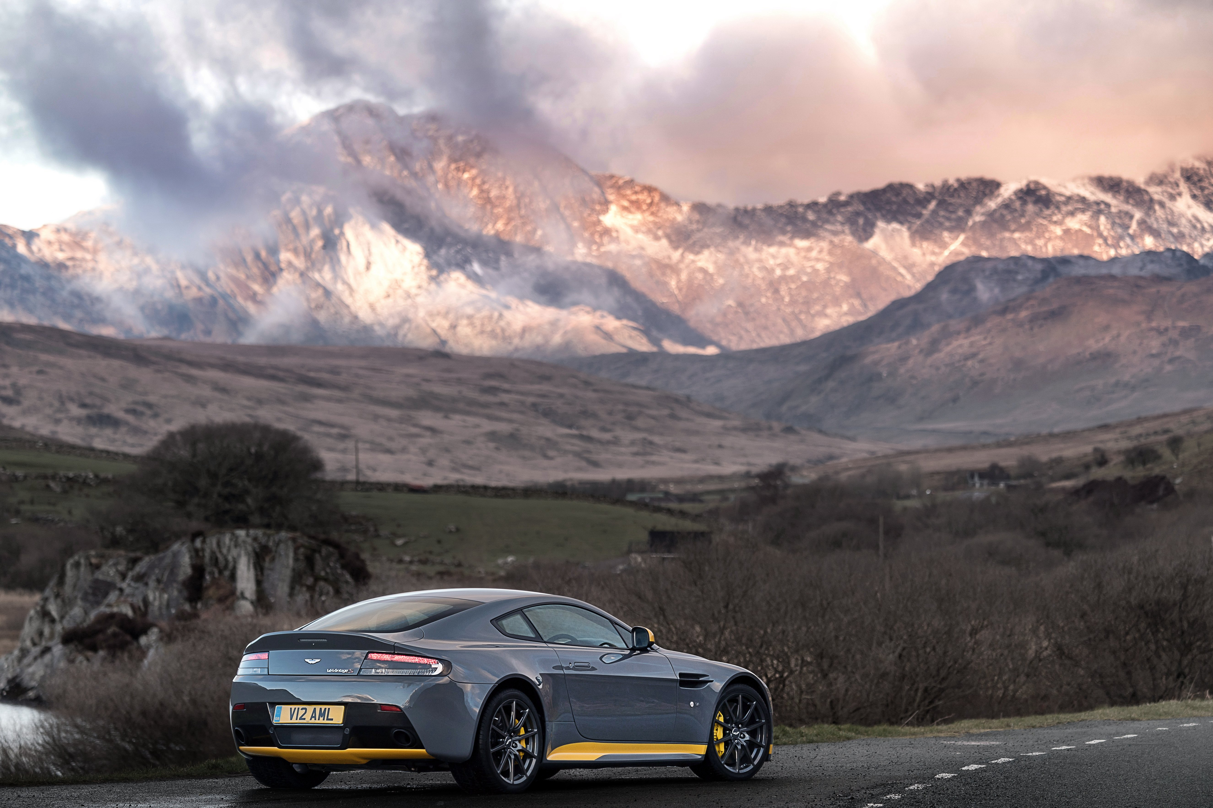Laden Sie das Aston Martin, Cars, Seitenansicht, V12, Vorteil S, Vantage S, Mountains-Bild kostenlos auf Ihren PC-Desktop herunter