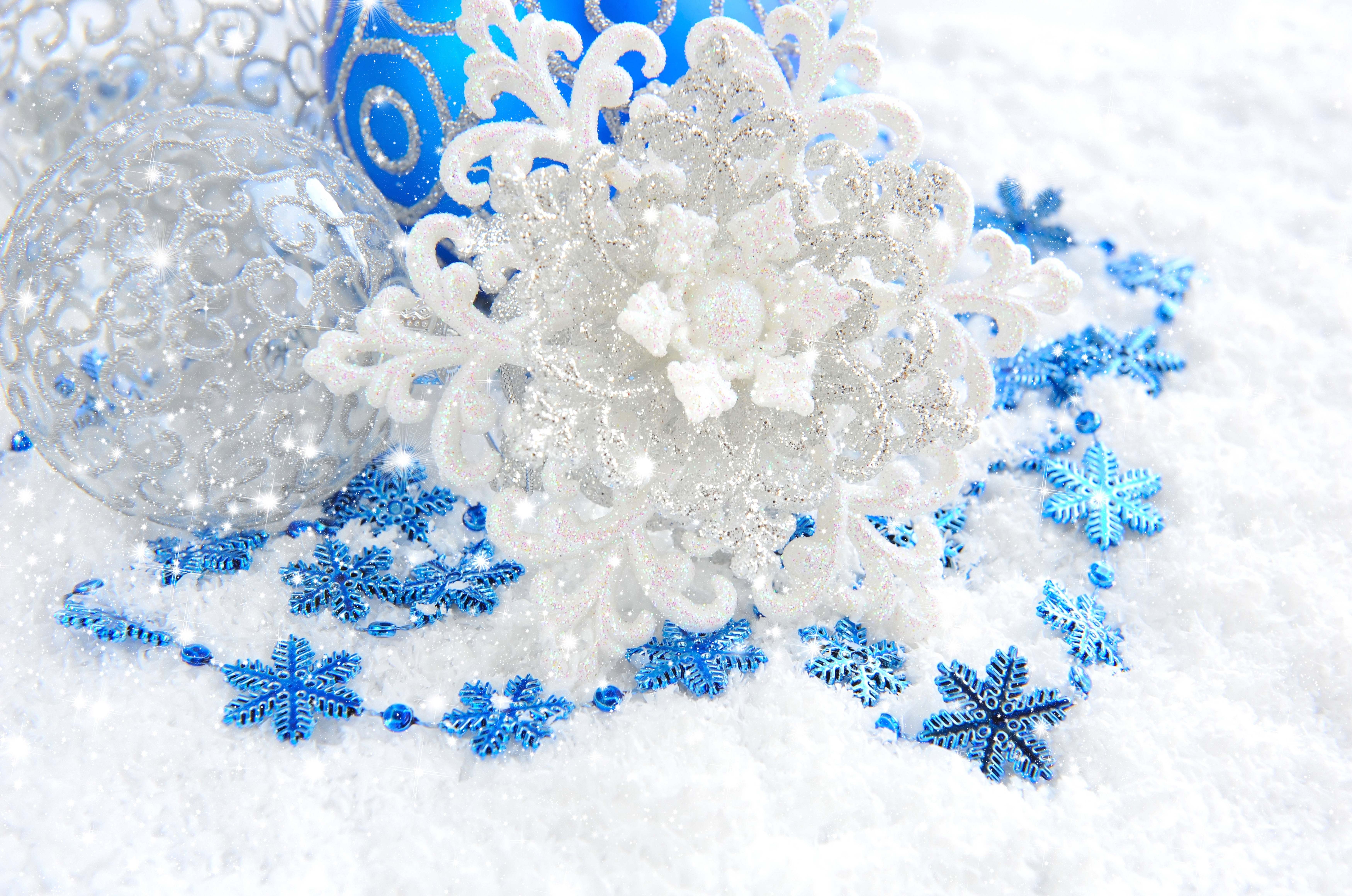 Красивая открытка со снегом. Красивые снежинки. Новогодняя Снежинка. Снежинки голубые. Зимние снежинки.
