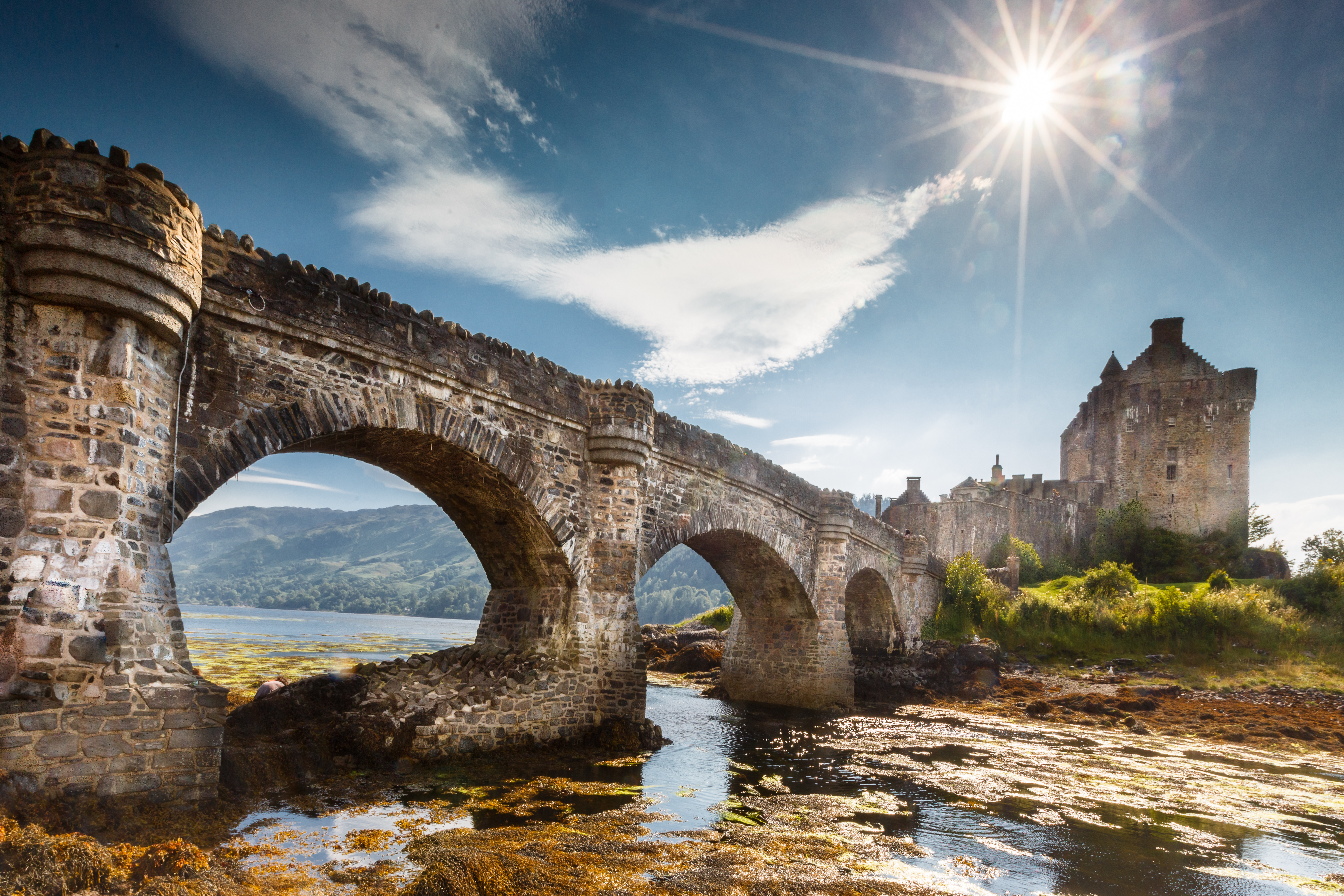 1525470 descargar imagen escocia, puente, hecho por el hombre, castillo de eilean donan, castillo, rayo de sol, castillos: fondos de pantalla y protectores de pantalla gratis