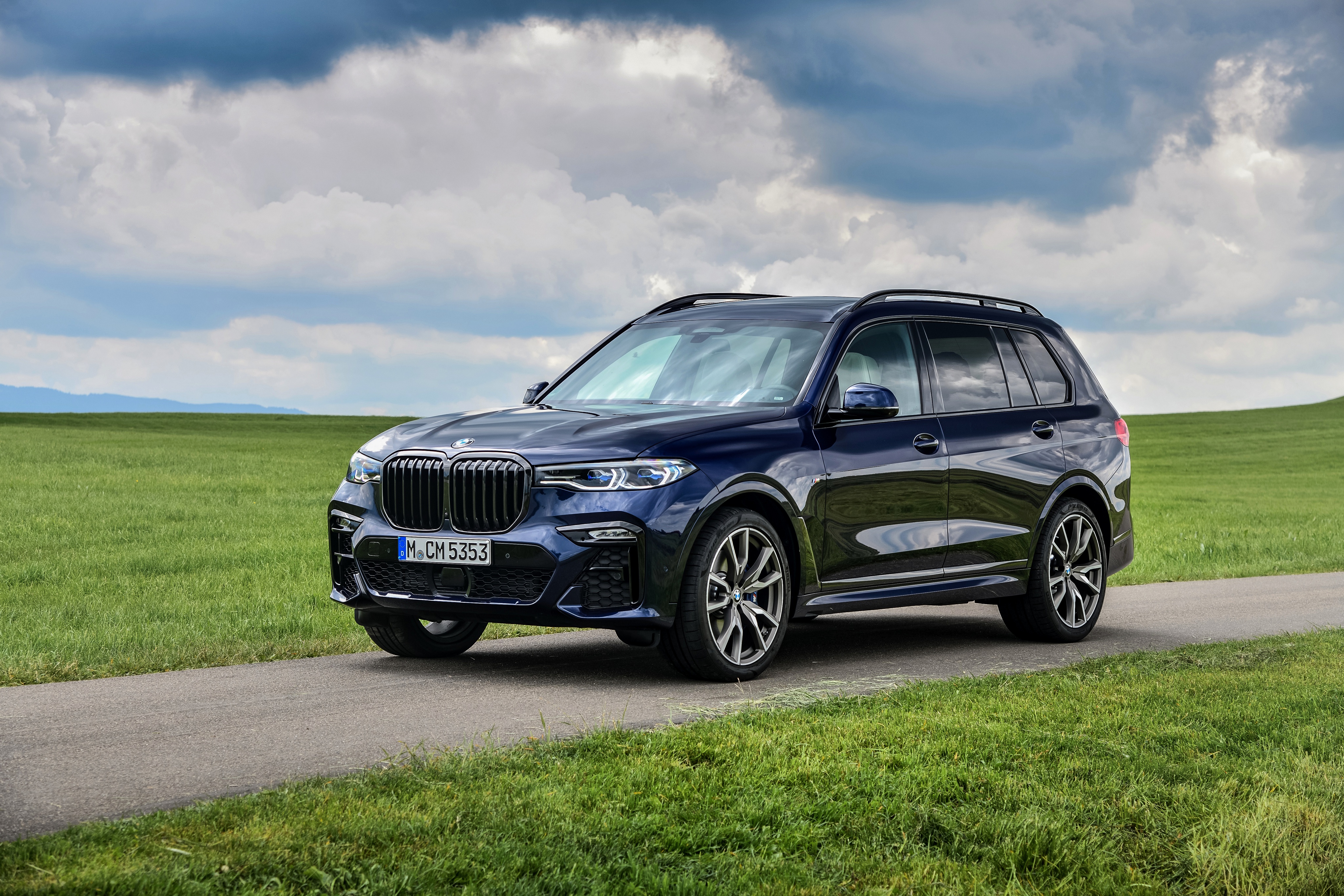 Фото машины bmw x7