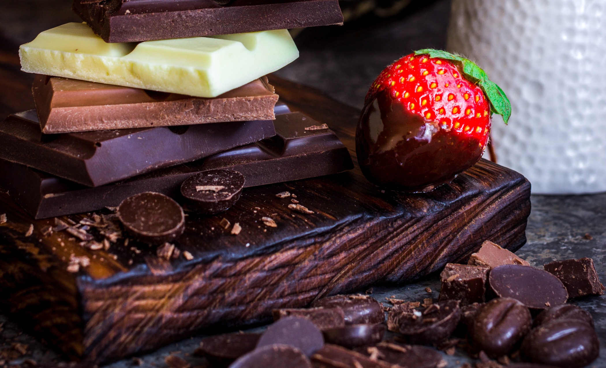Шоколад столе. Шоколад красиво. Шоколад картинки красивые. Всемирный день шоколада. Шоколадные конфеты.