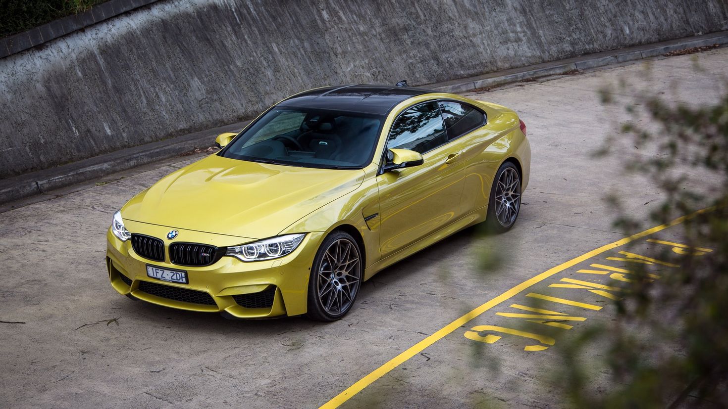 BMW m4 2018 желтая