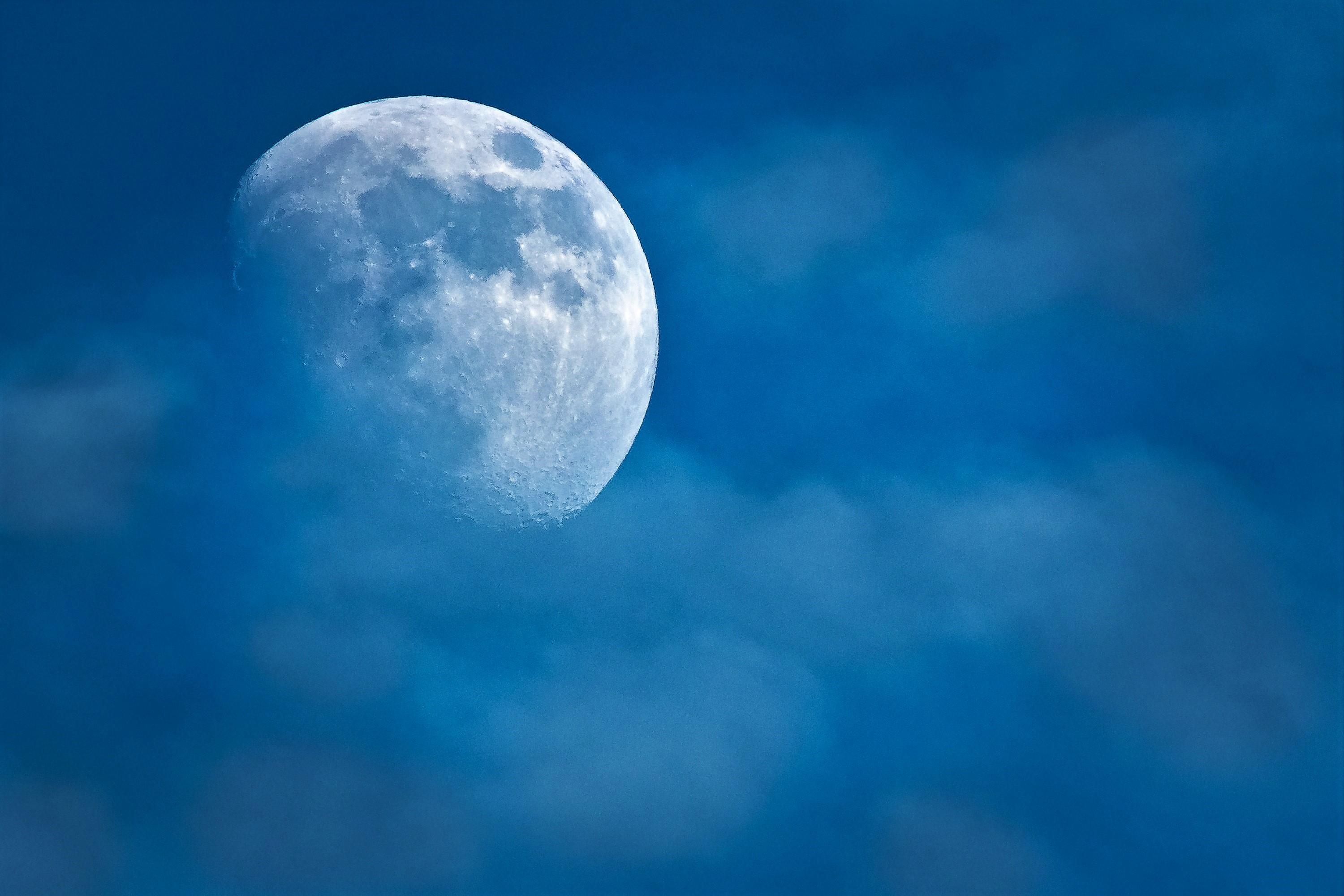 Мун голубое. Луна на небе. Лунное небо. Луна на Светлом небе. Луна на голубом небе.