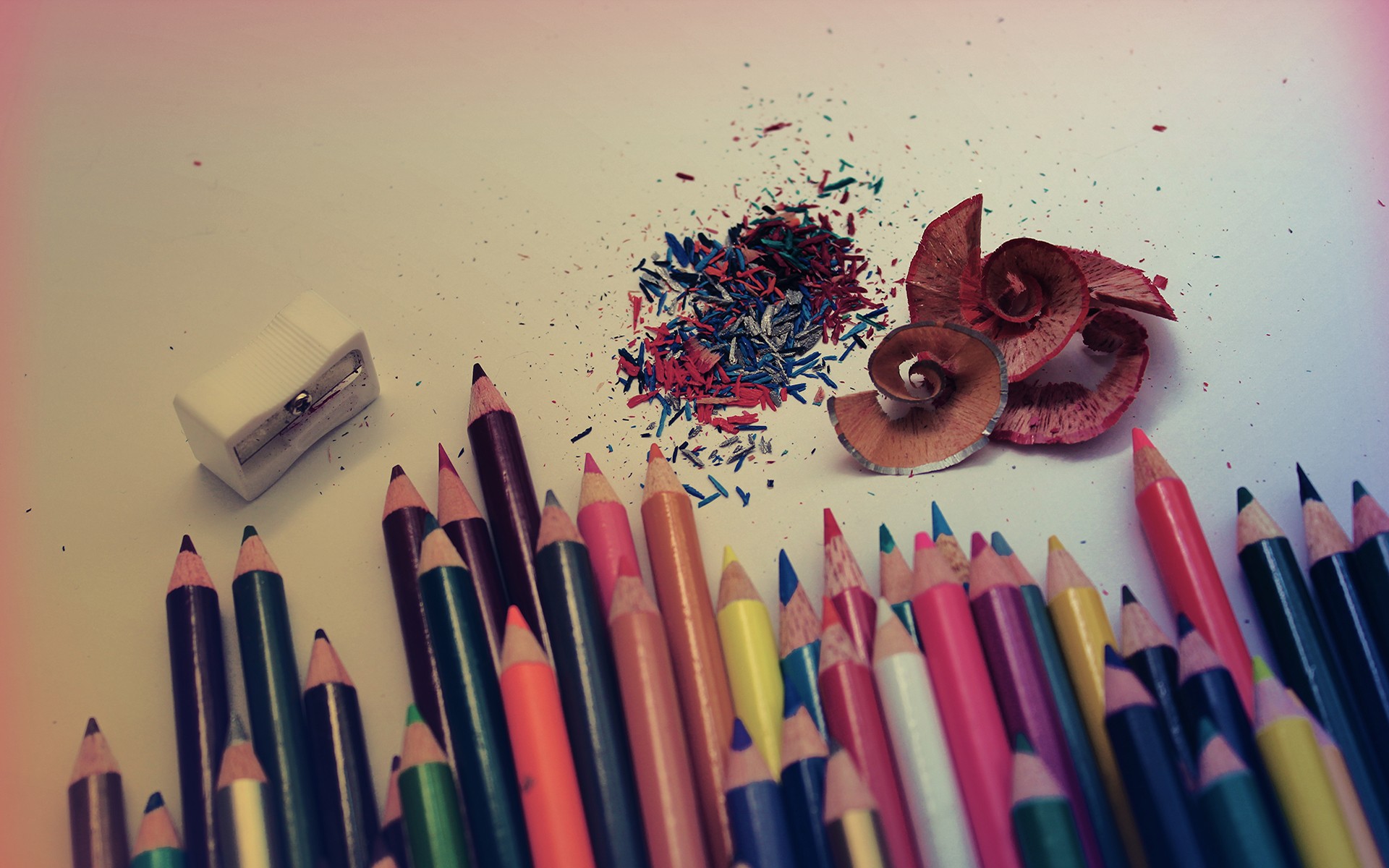 Цветные карандаши рассыпаны