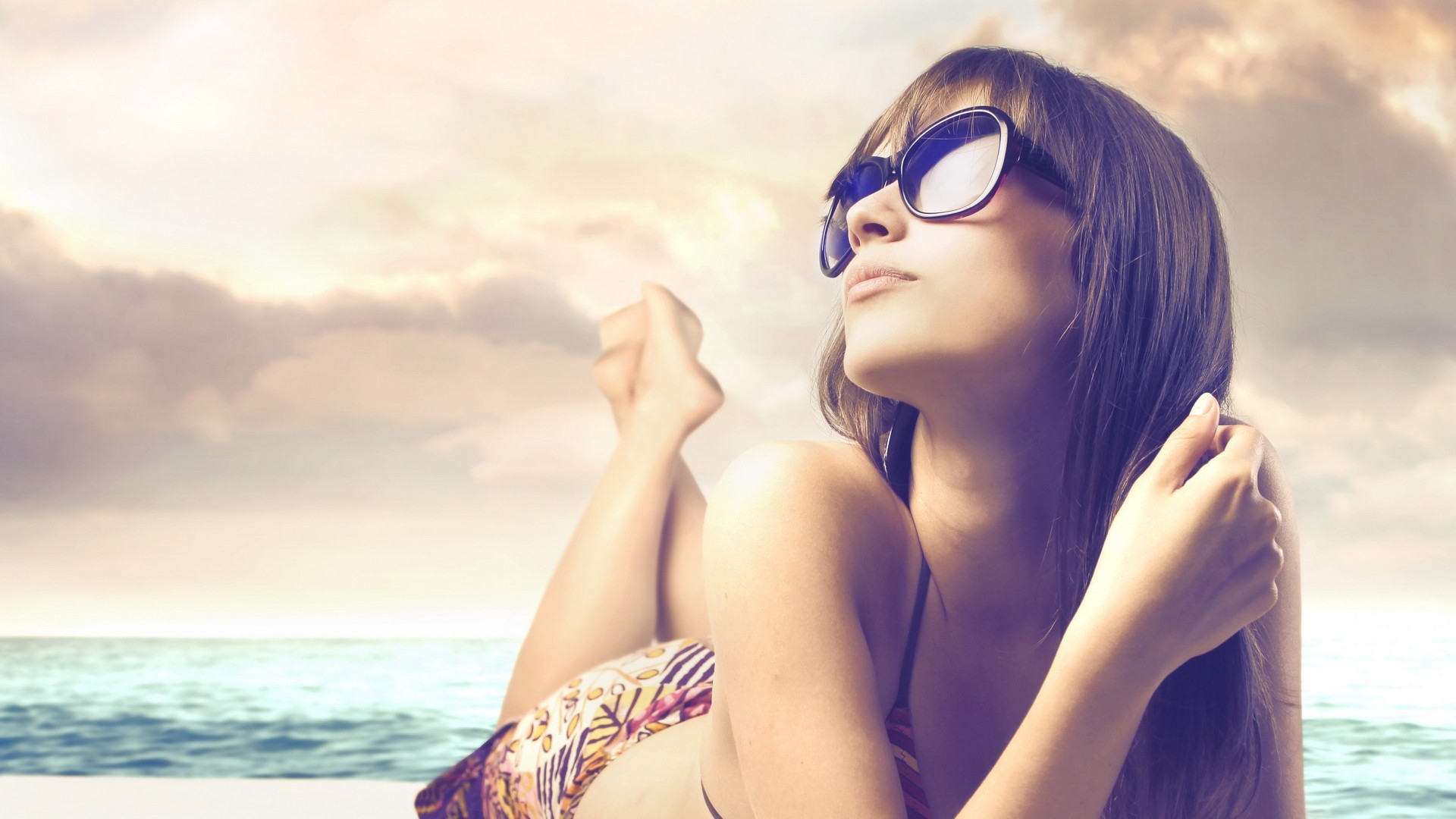 Девушка в солнцезащитных очках на пляже