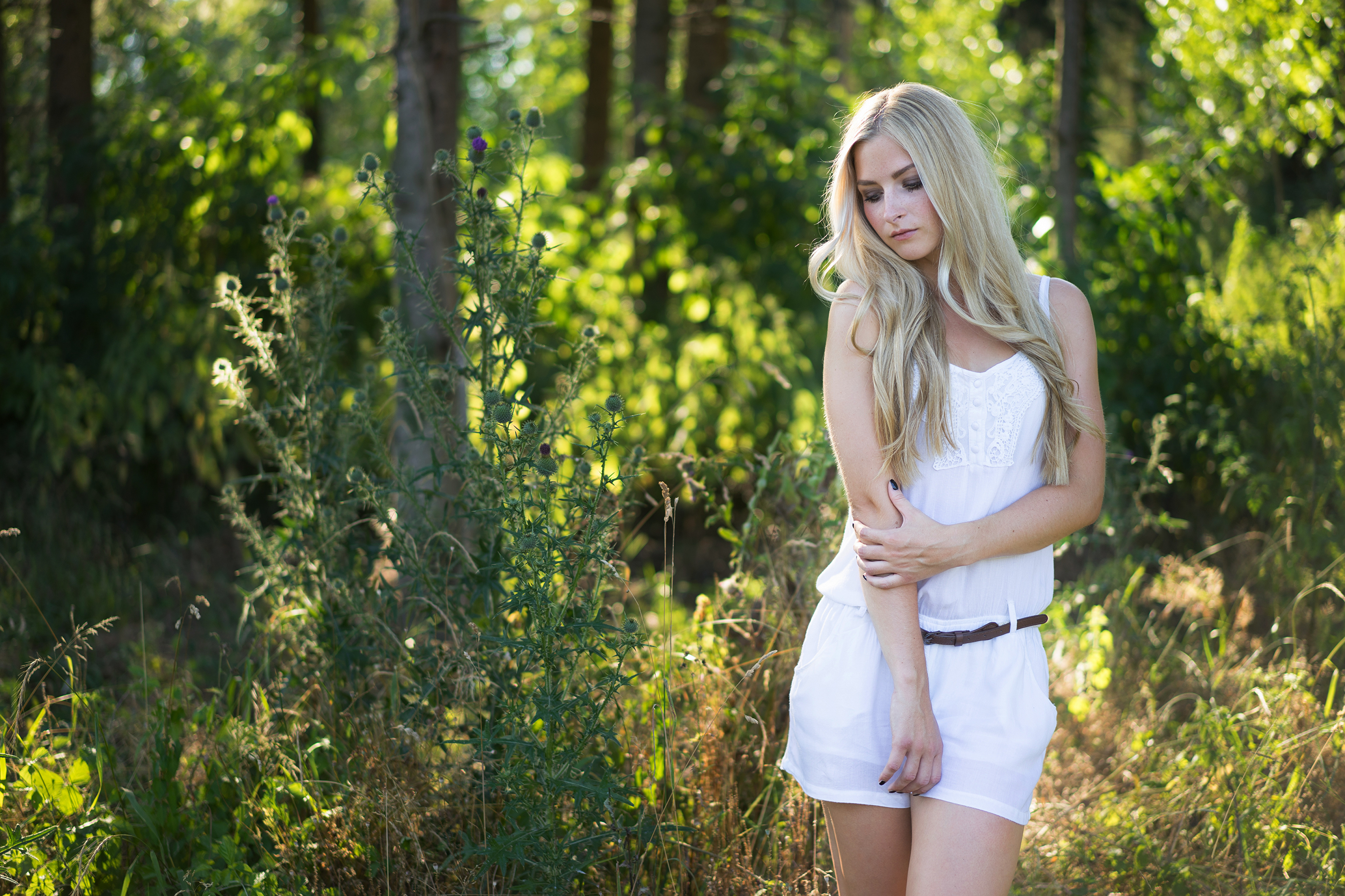 Блондинки молодые нежное. Блондинка. Красивые блондинки на природе. Красивые девушки блондинки. Красивая блондинка позирует в лесу.
