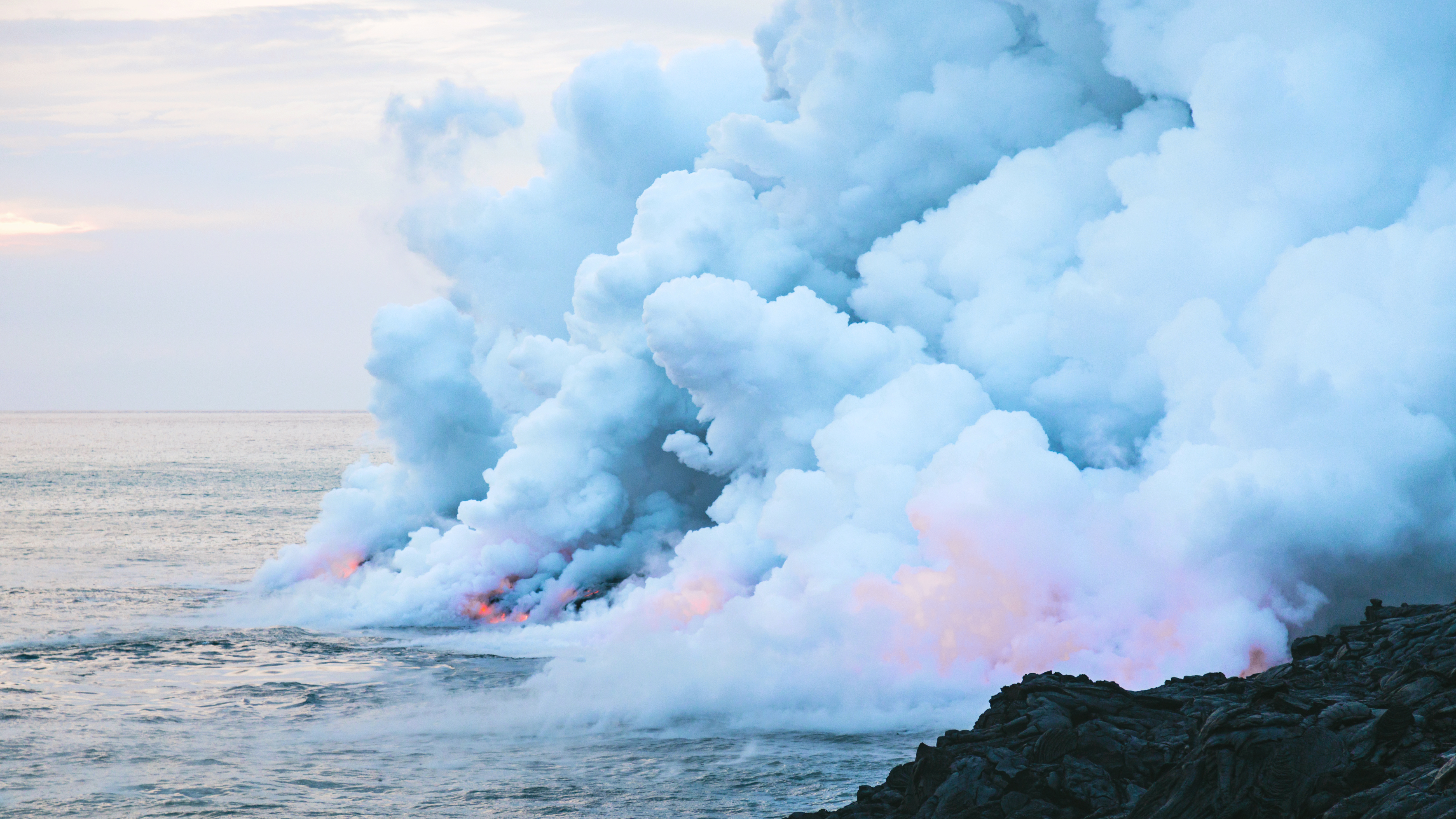 404800 скачать картинку лава, земля/природа, вулкан, гавайи, океан, дым, вулканы - обои и заставки бесплатно