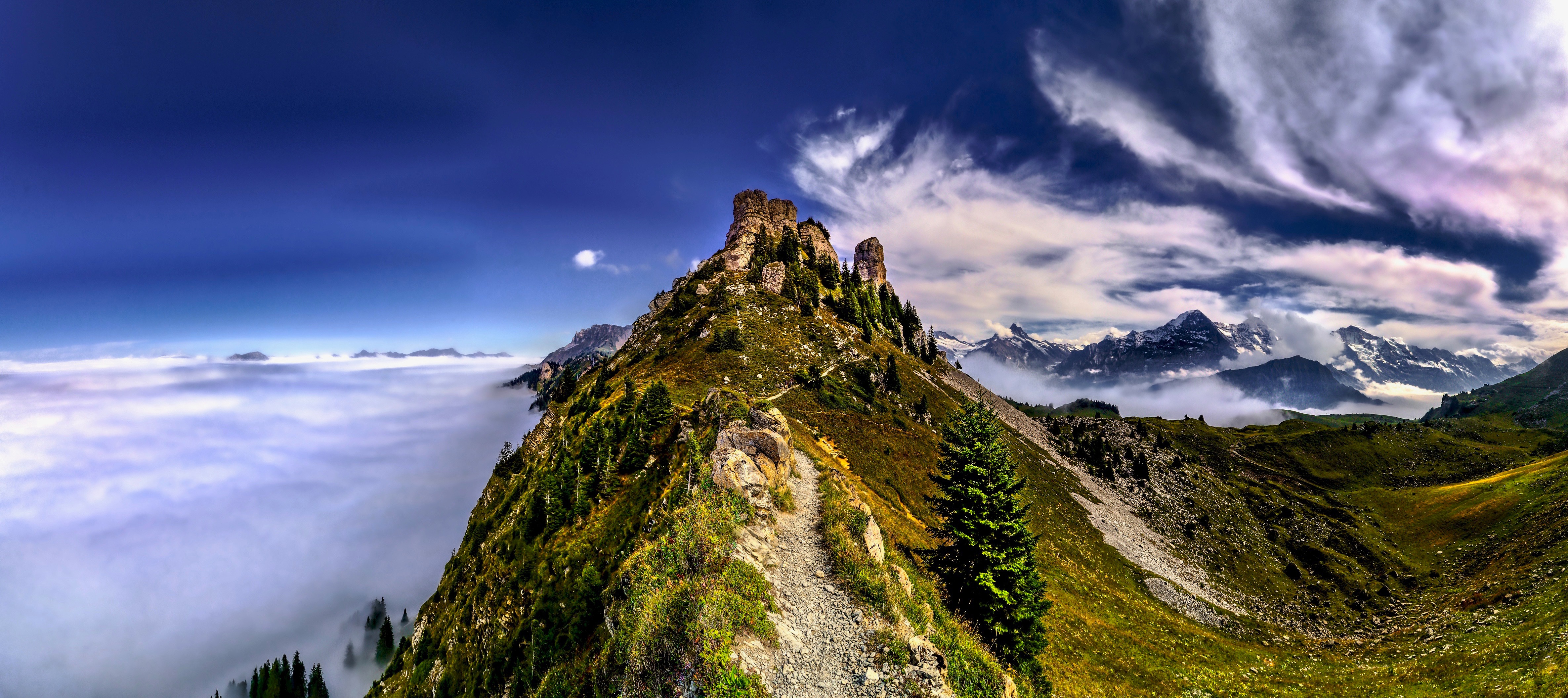 Горы Швейцарии с небом